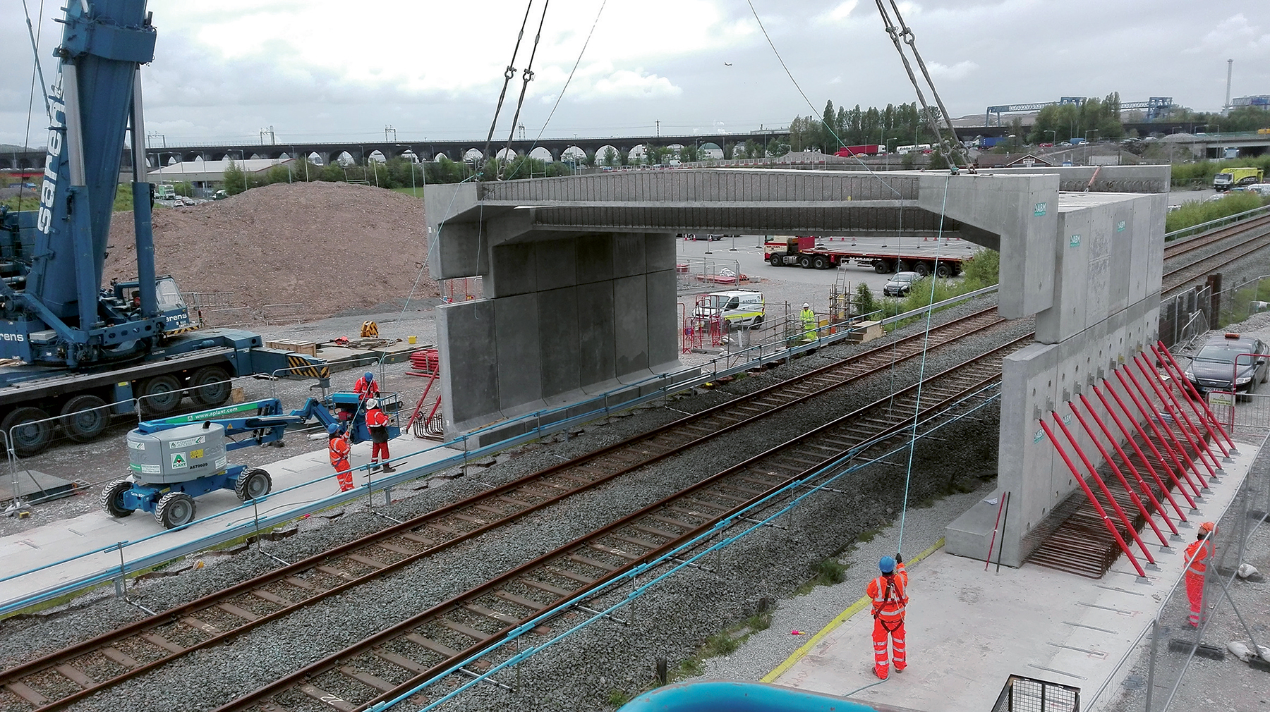 Nadjezd nad tratí v Anglii (Mercey Gateway)