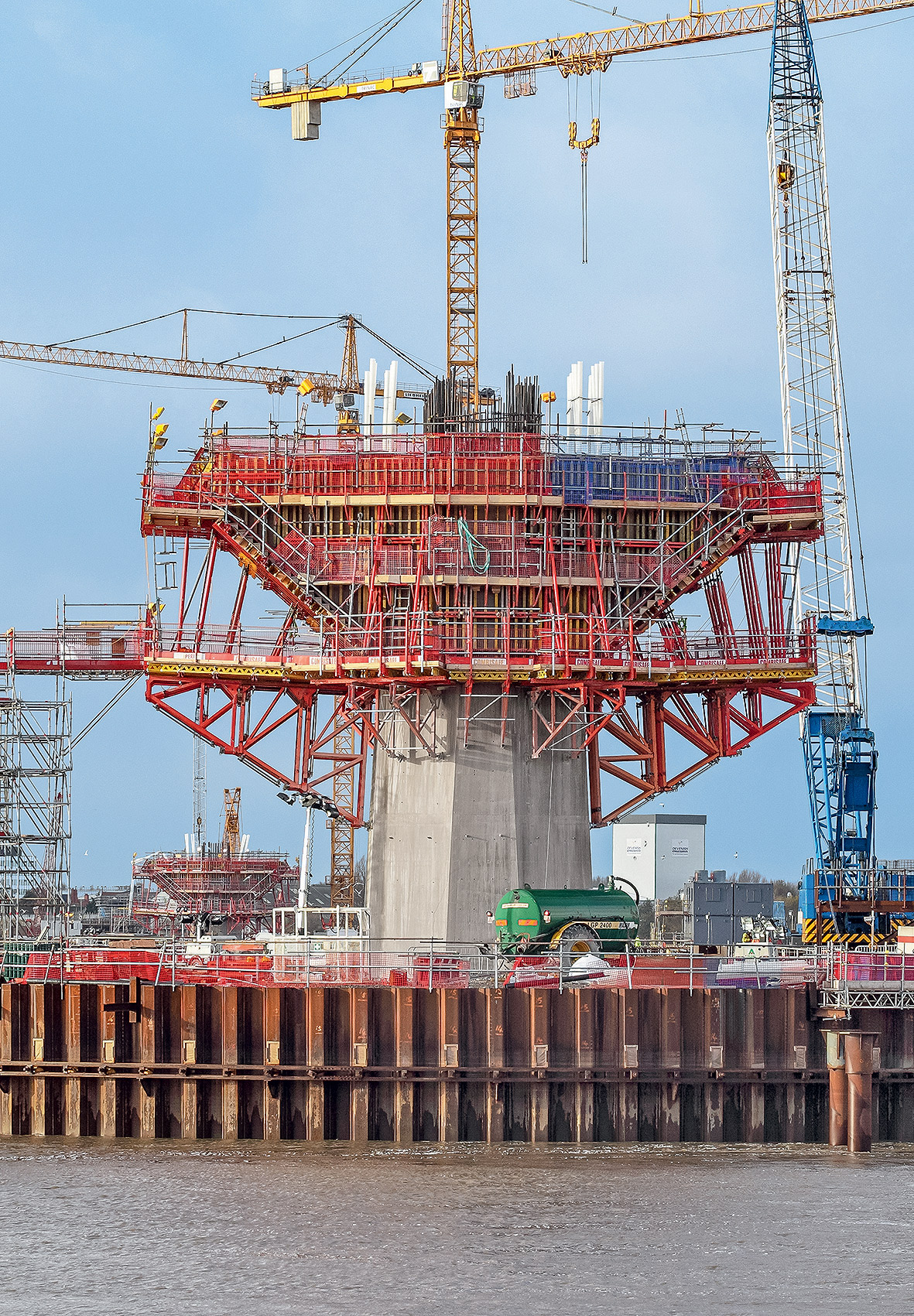 Obr. 4 Bednění na míru projektu pro komplexní skladbu pylonu Velké pracovní plošiny byly vytvořené s vodorovně osazenými sestavami z opěrných rámů SB, které zajistily odvedení zatížení z vyložených betonových konstrukcí do dříku pylonu.
