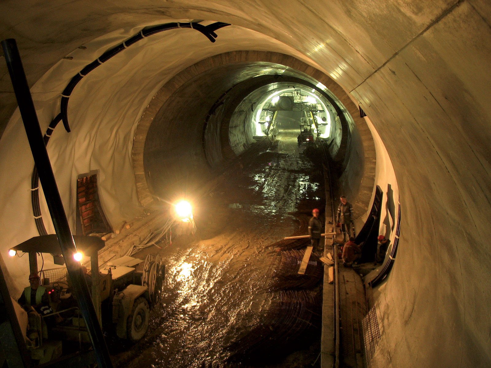 Vedení chrániček v nevyztužených blocích betonáže uchycením na hydroizolaci