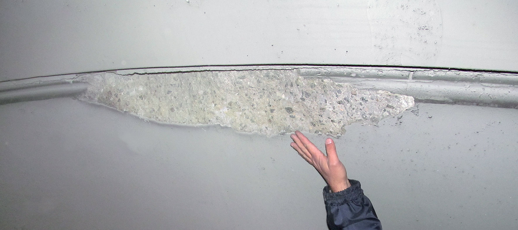 Obr. 3 Uvolněná část ostění u spáry mezi bloky betonáže (Foto: V. Petráš)