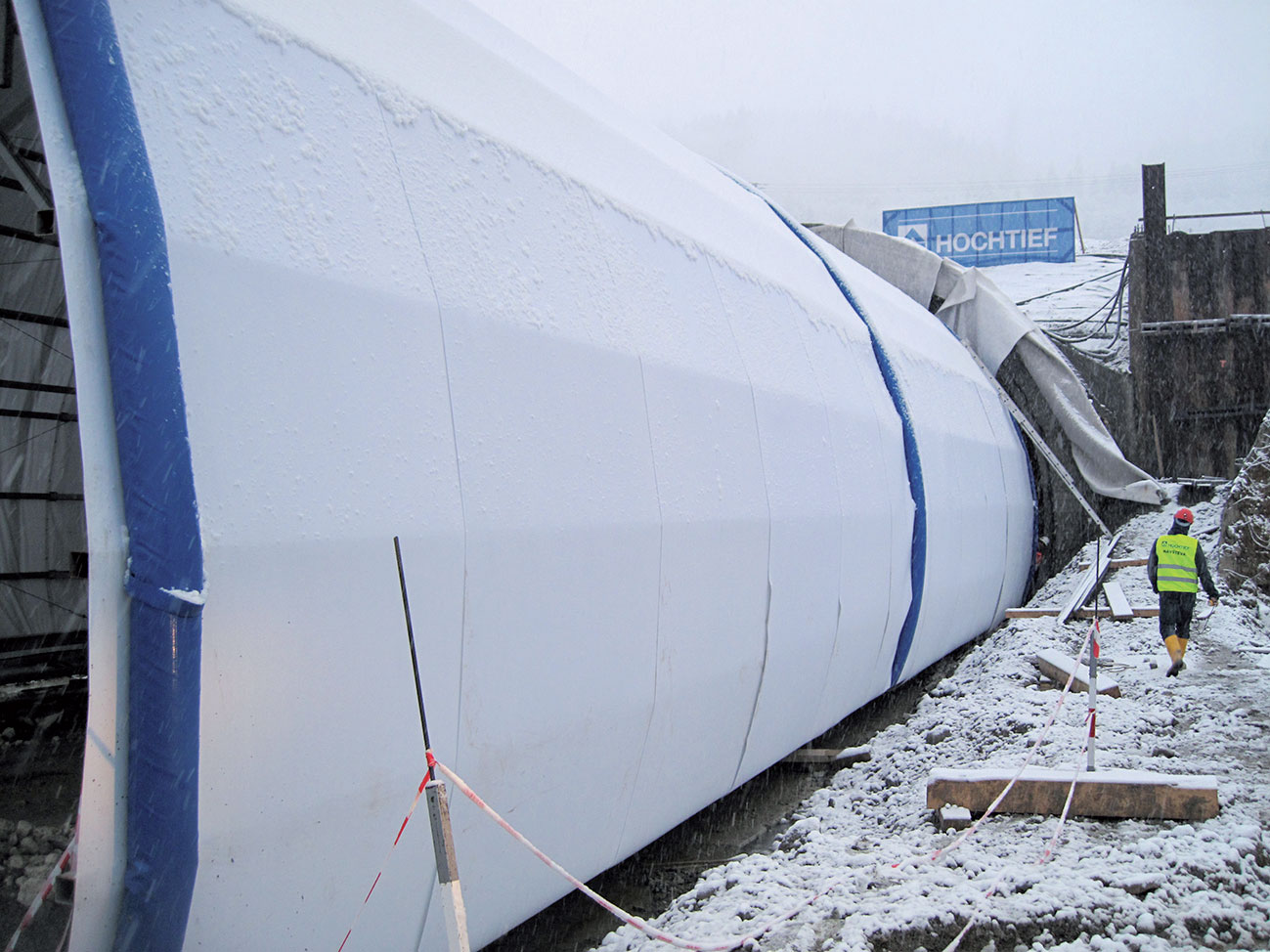 Obr. 6  Nafukovací manžety a termoizolační plášť ošetřovacího vozu (Foto: V. Prajzler)