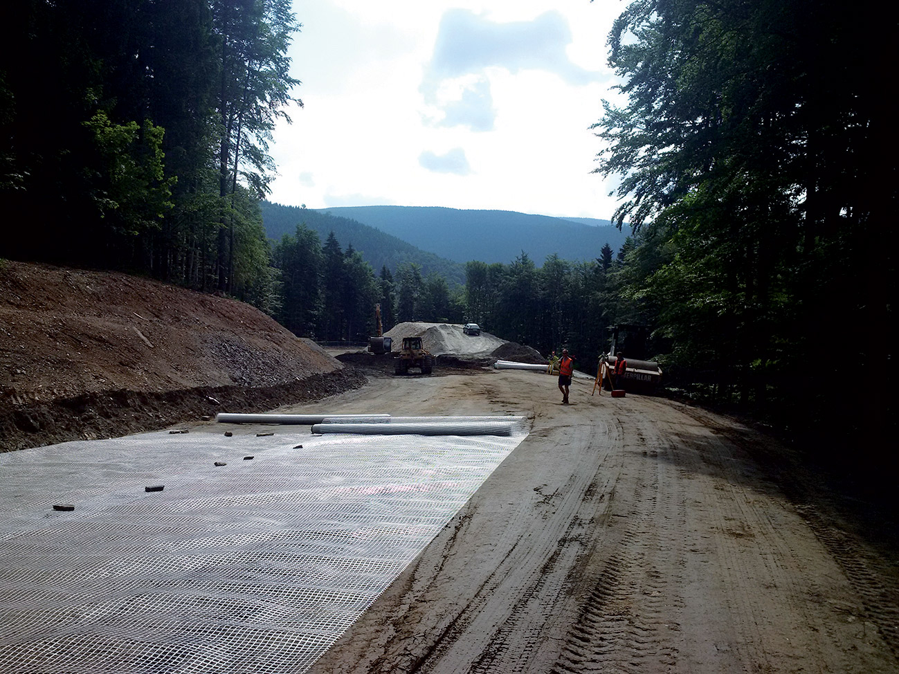 Použití geosyntetik pro zlepšování únosnosti podloží a konstrukčních vrstev silničních a inženýrských staveb