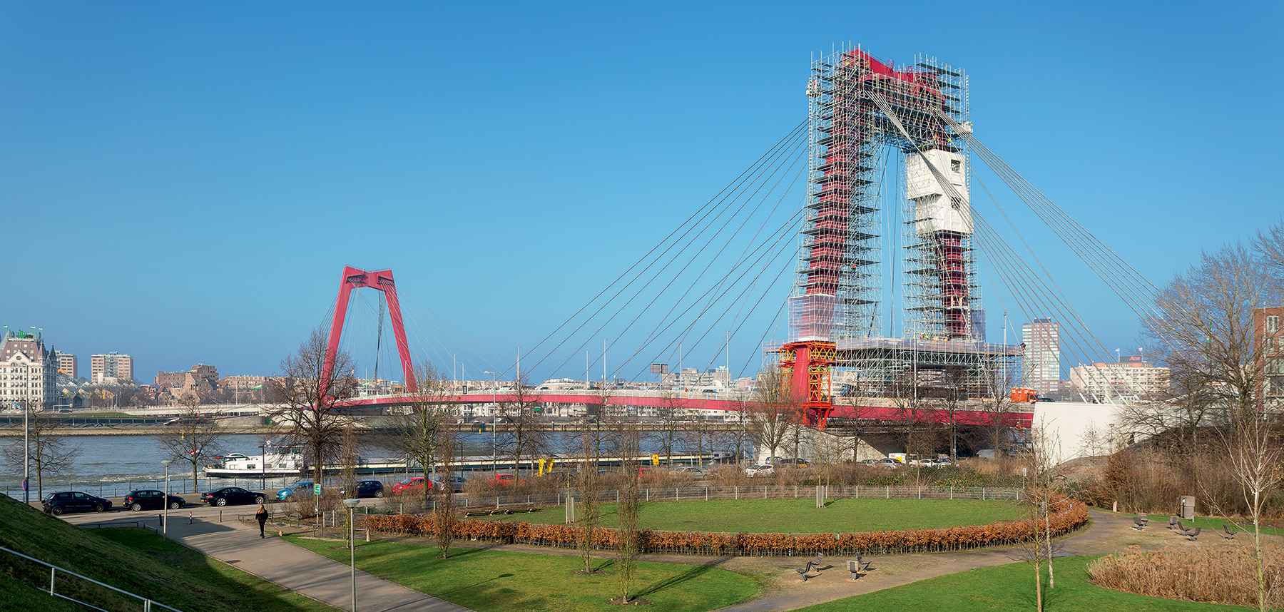 Sanovaný most Willem je důležitým spojením severní a jižní části města Rotterdam. Neomezený a bezpečný provoz na mostě musel být proto zajištěn i během montáže lešení a sanačních prací.