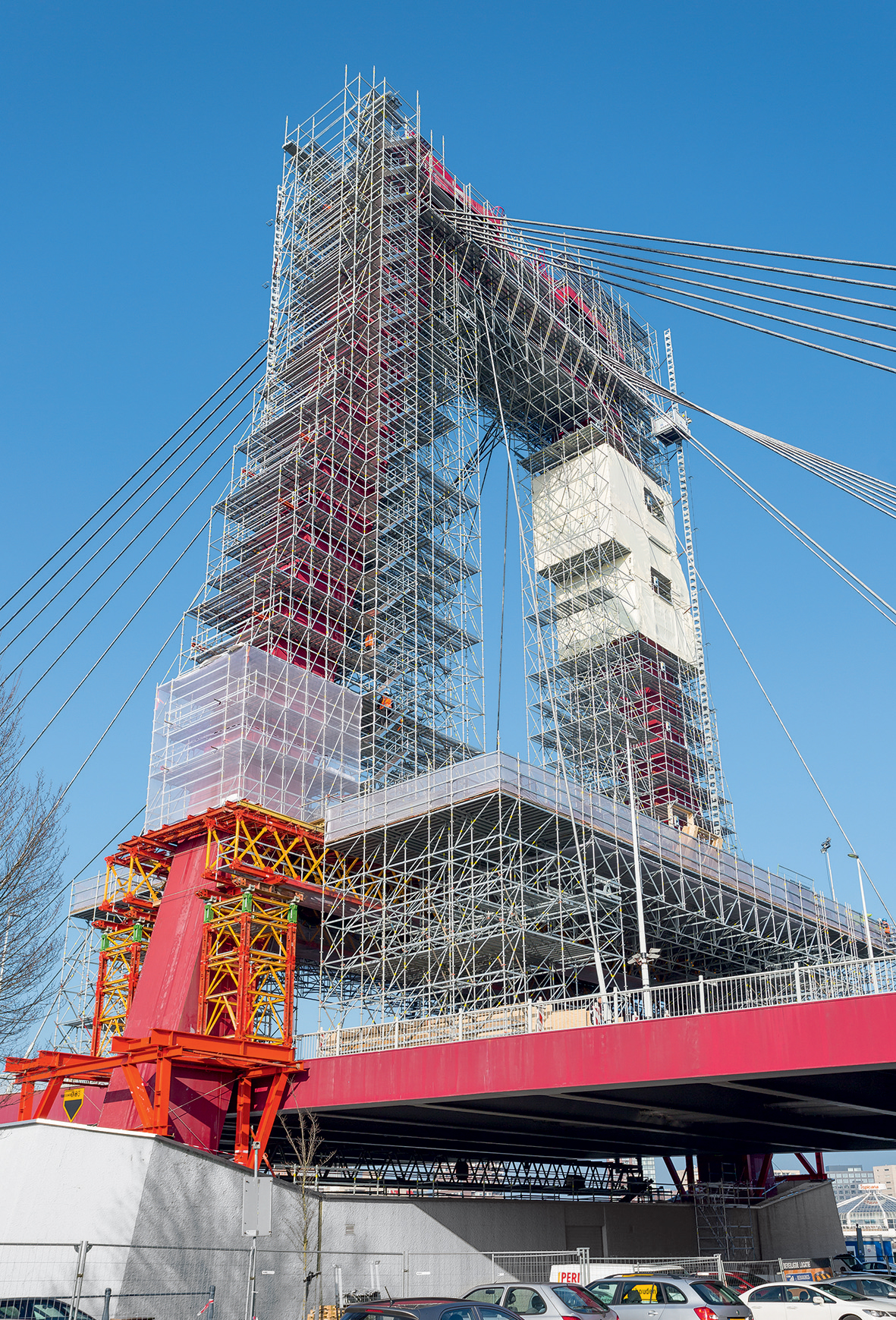 Konstrukce lešení u obou pylonů mostu Willem byla vytvořena z kombinace systémů PERI UP a VARIOKIT.