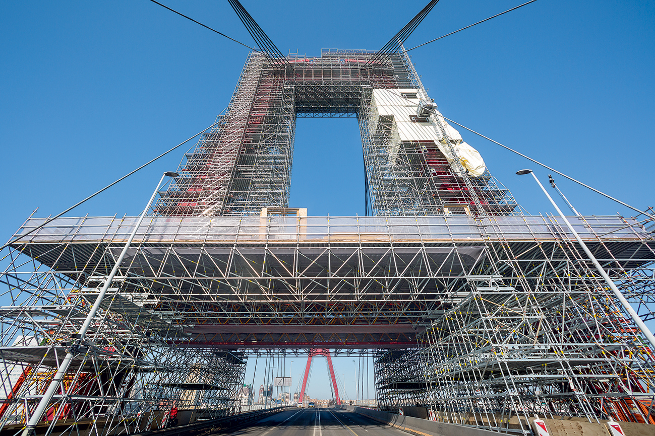 Konstrukce s ochrannou stříškou LGS na obou stranách zajišťuje v průběhu montáže lešení bezpečný provoz na mostě.