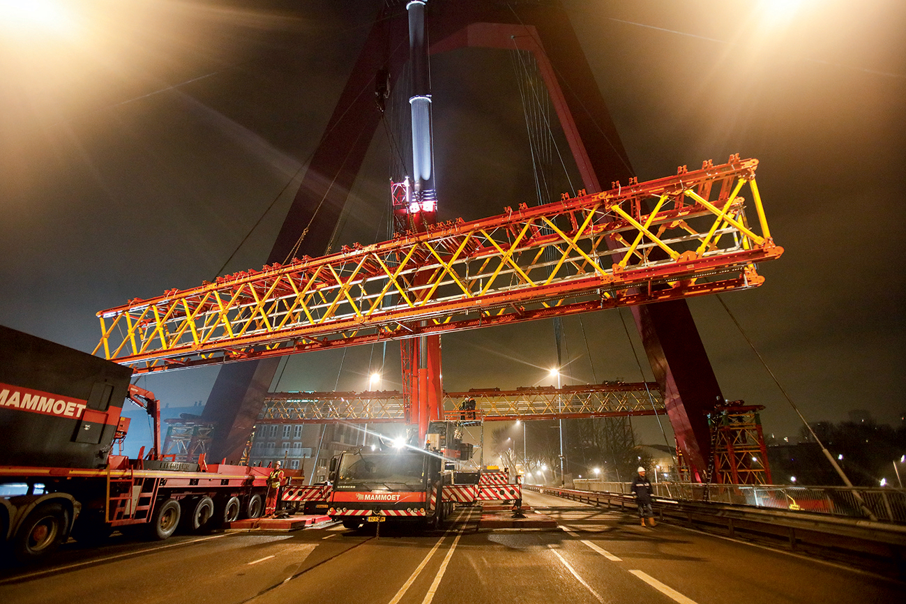 Překlenutí mostovky (cca 40 m) – během jedné noci byly 21 m dlouhé, předem smontované vazníky VARIOKIT vyzdvihnuty a usazeny s pomocí mobilního jeřábu na podpěrné věže VST. Od 6 hodin ráno byl most opět otevřen pro běžný provoz.