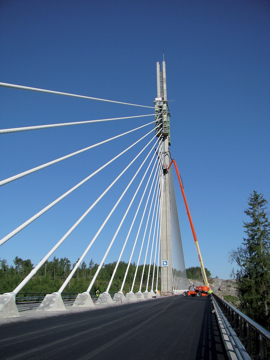 Most Smaalenene, Norsko, první instalace elastomerových tlumičů v Evropě