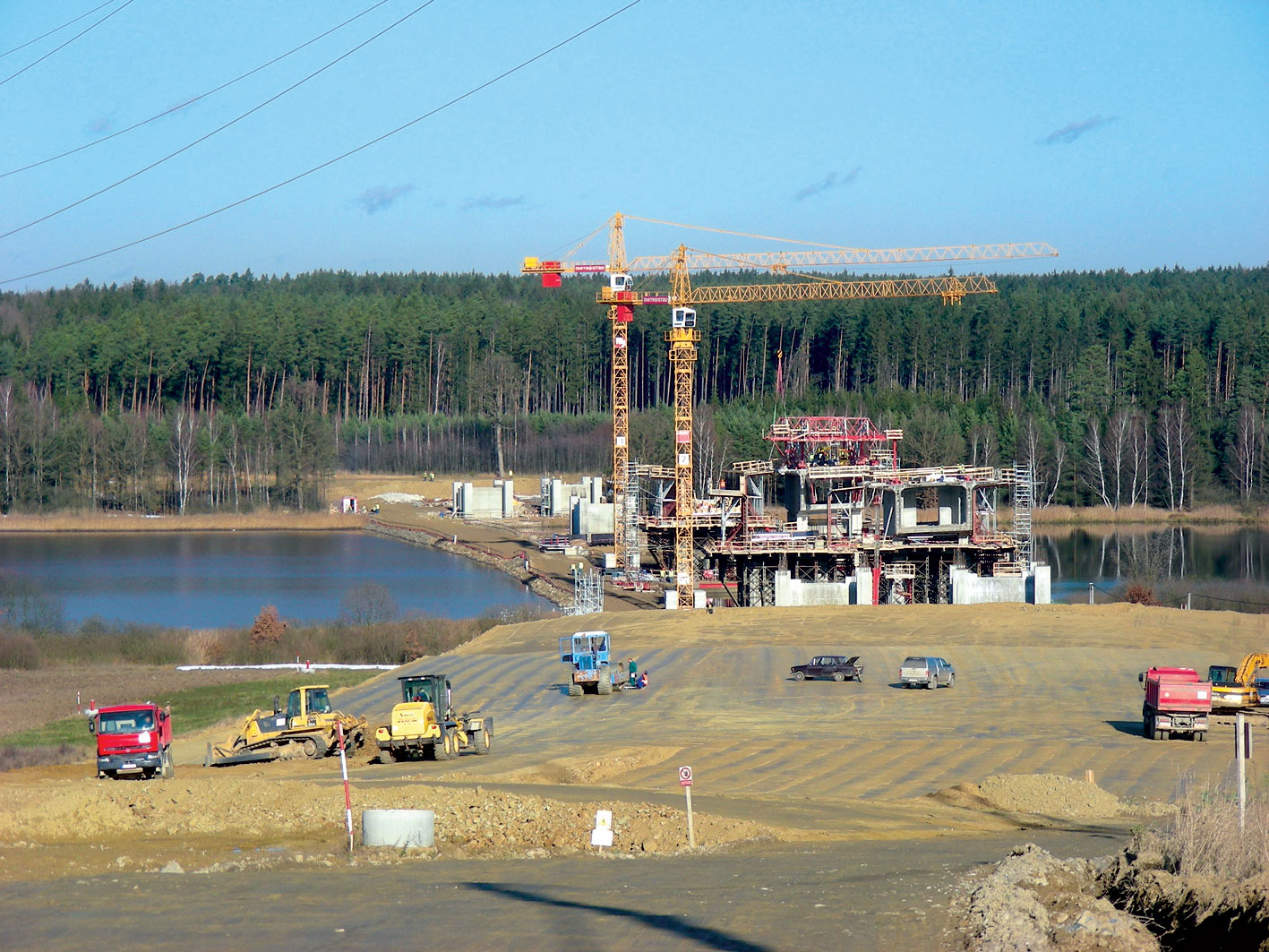 Most přes rybník Koberný v počátku výstavby