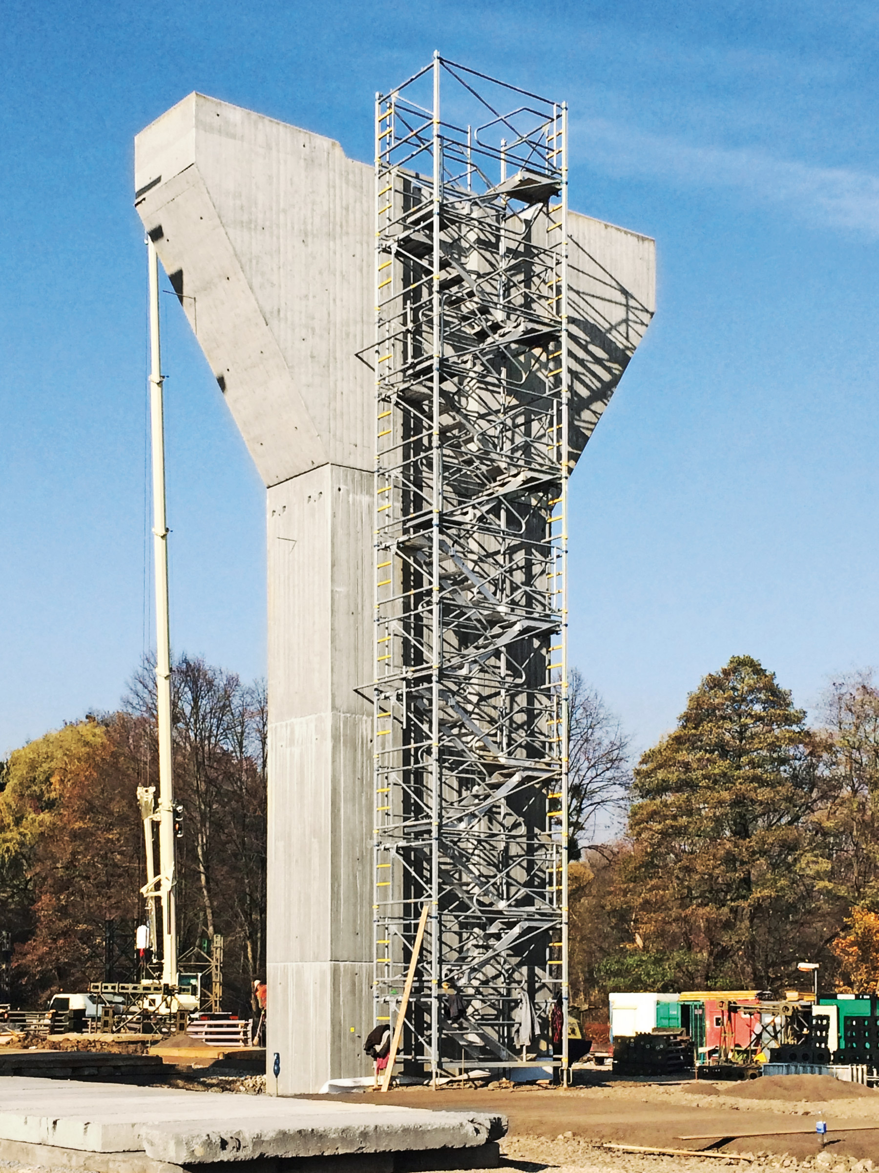 Obr. 4 Hotový pilíř. Ještě není demontována bezpečnostní schodišťová věž 250 používaná k výstupu na bednění.