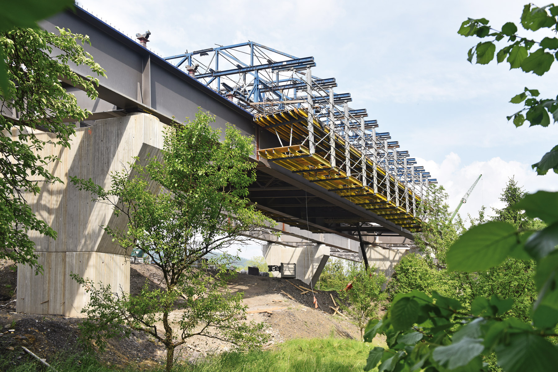 Obr. 5 Nasazení vozíků pro spřažené konstrukce Doka. Celkově je jich na mostě nasazeno pro urychlení prací šest.