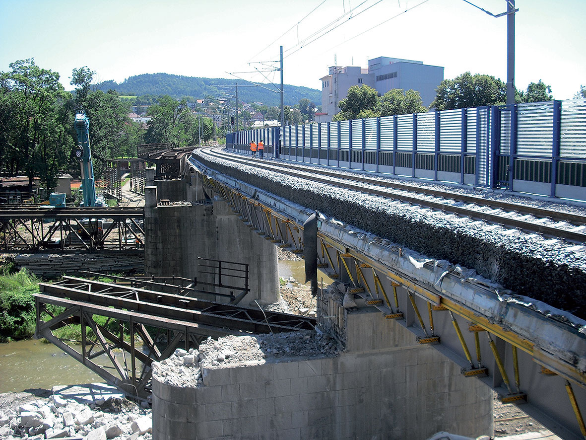 Obr. 6 Stabilizované kolejové lože při výstavbě mostu v Čerčanech