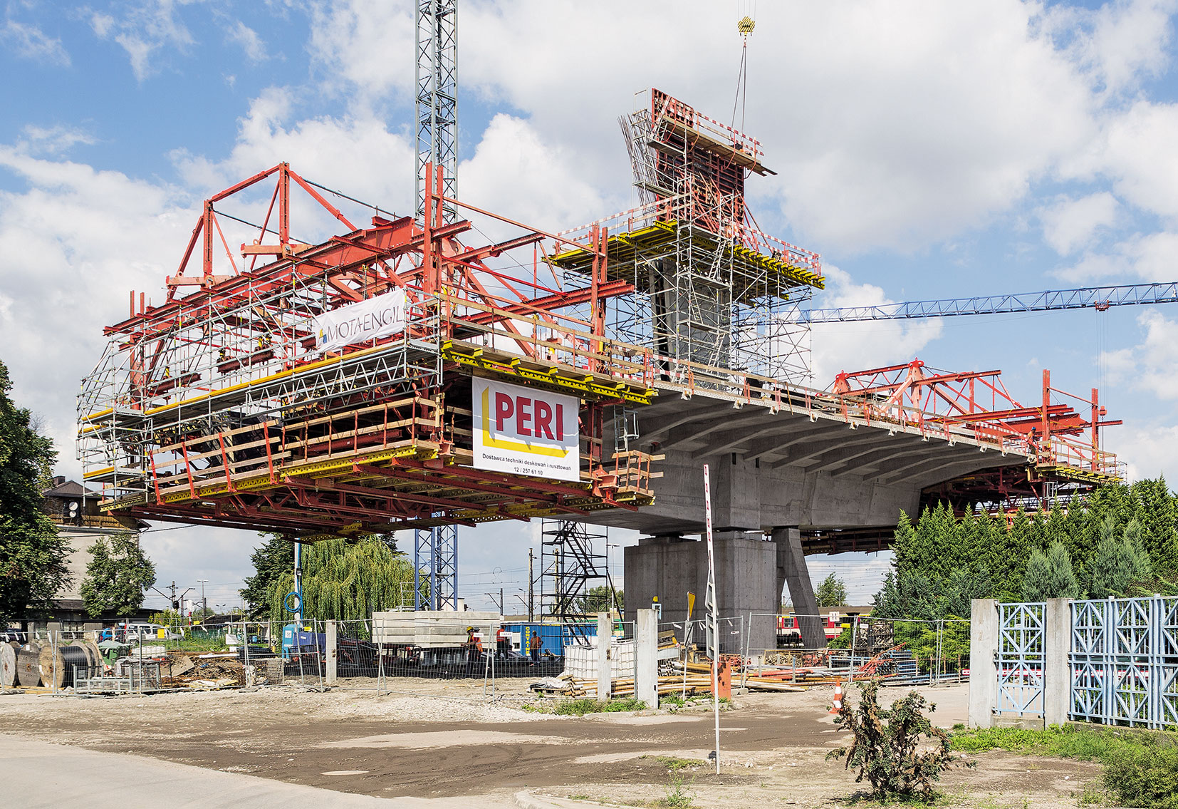 Díky detailnímu návrhu vypracovanému techniky PERI a vysoké flexibilitě zařízení pro letmou betonáž mohla být mostovka zavěšeného mostu zhotovena ve stanoveném termínu.
