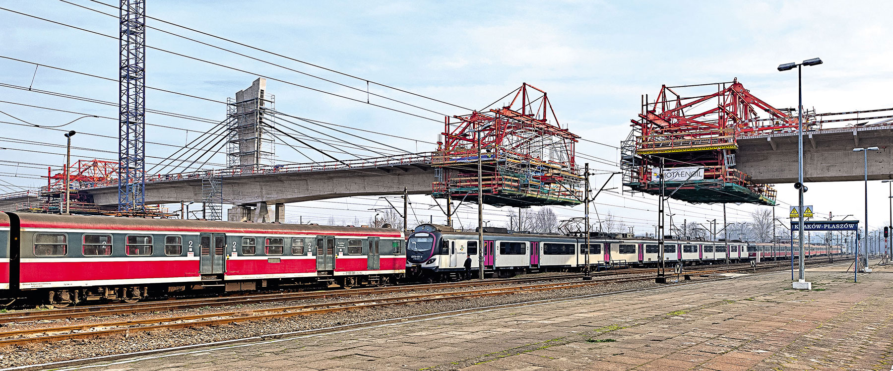 Přemostění železničního uzlu Krakov-Plaszow, dlouhé 252 m, bylo vybudováno s pomocí 4 zařízení pro letmou betonáž VARIOKIT.
