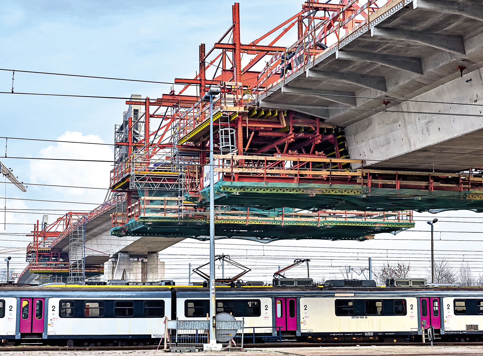 Intenzivní vlaková doprava na jednom z nejživějších nádraží v Polsku zůstala díky vozíkům pro letmou betonáž nepřerušena.