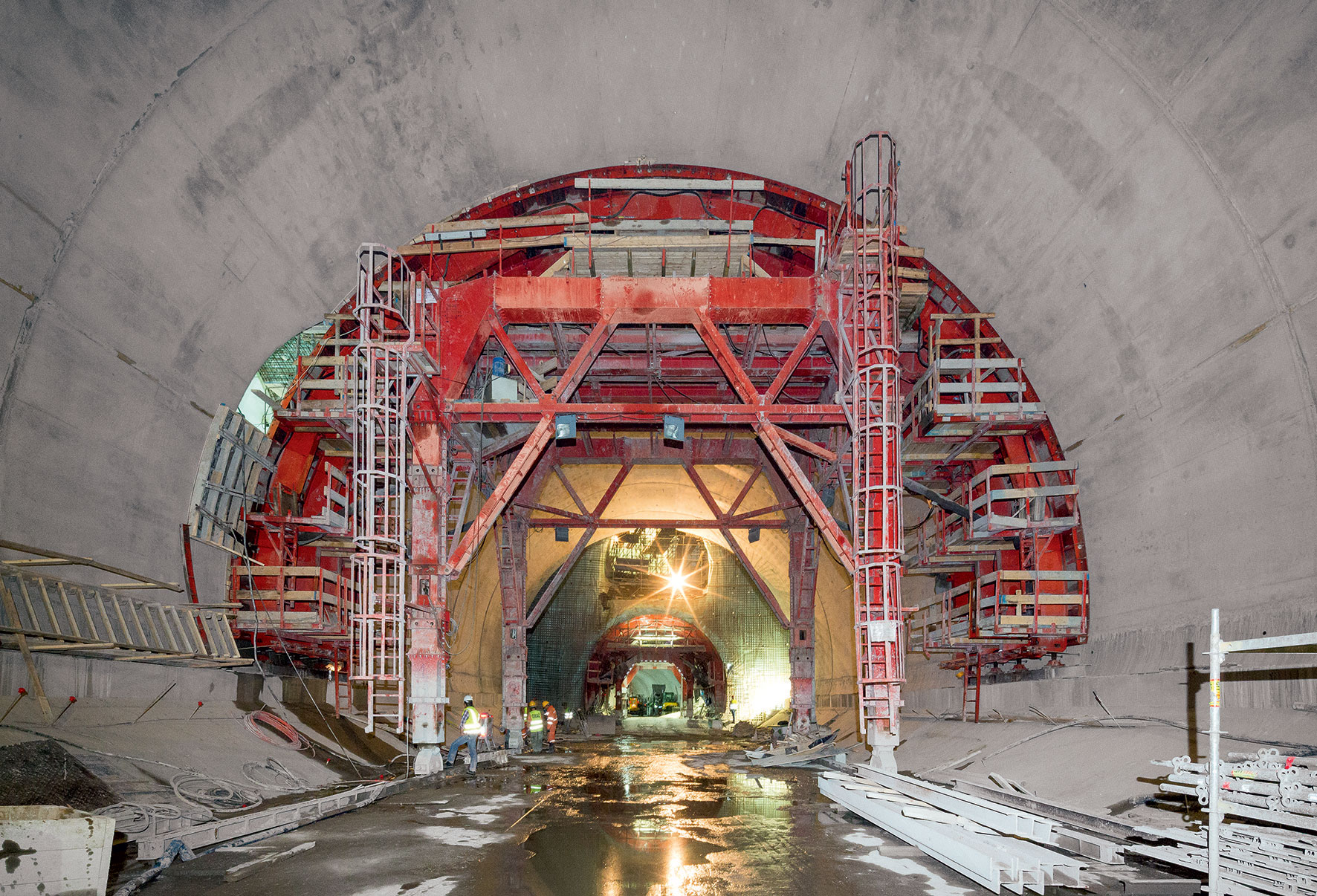 Celkem budou nasazeny čtyři tunelové bednicí vozy PERI: ke konstrukci bednicího vozu ze systému VARIOKIT pro Place des Martyrs bude dodatečně nasazen druhý bednicí vůz s průměrem 9,30 m pro výstavbu mezistanice Ali Boumendjel.