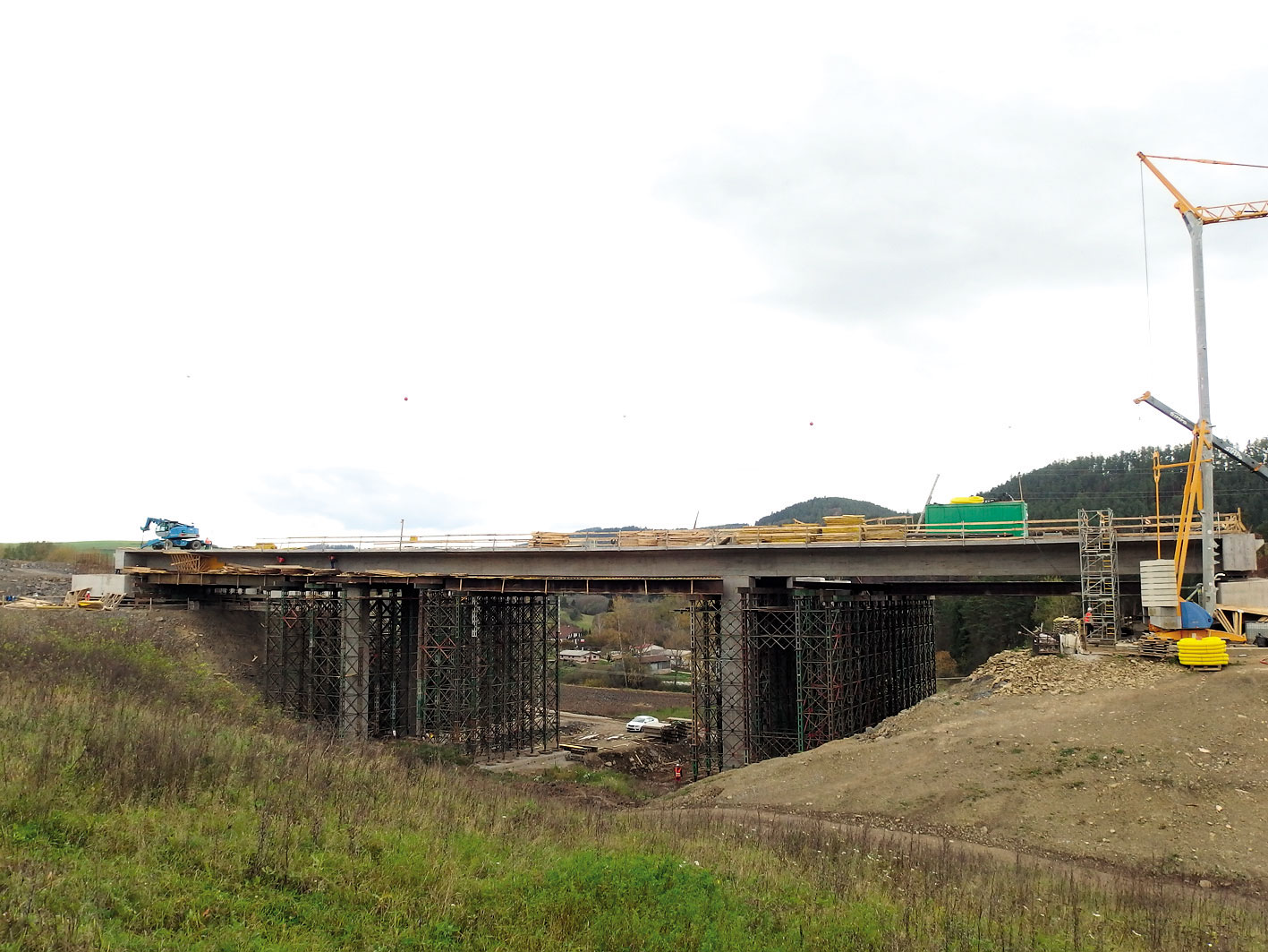 SO 215 – Most na dálnici nad polní cestou