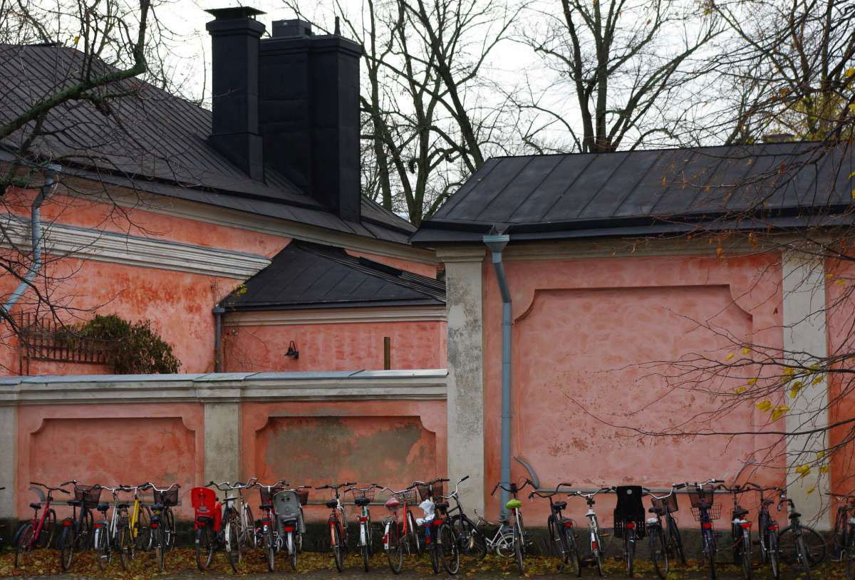 Vojenská ostrovní pevnost Suomenlinna nedaleko Helsink - stále se zde bydlí a žije a ani zde to bez kola nejde