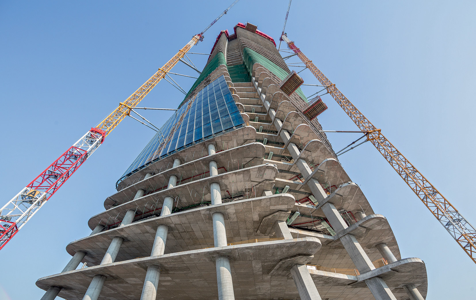 4 Architektonická podoba zkroucených výškových domů od Zahy Hadid. Stejně jako bytová zástavba patřící k milánskému projektu CityLife, je i 170 m vysoká budova dílem světoznámé architektky Zahy Hadid.