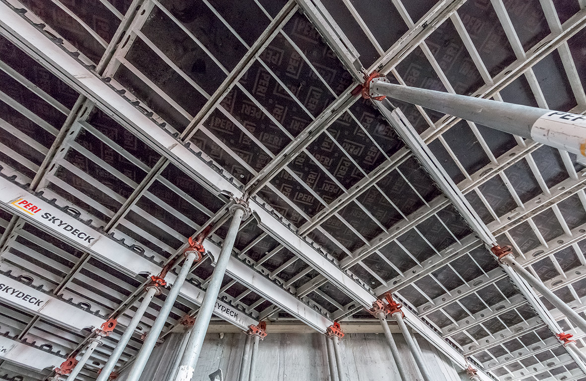 1 Bednění stropů s tloušťkou 32 cm. Kromě rychlého odbednění umožňuje panelové stropní bednění Skydeck také snadné přizpůsobení měnícím se půdorysům stropů v jednotlivých podlažích.