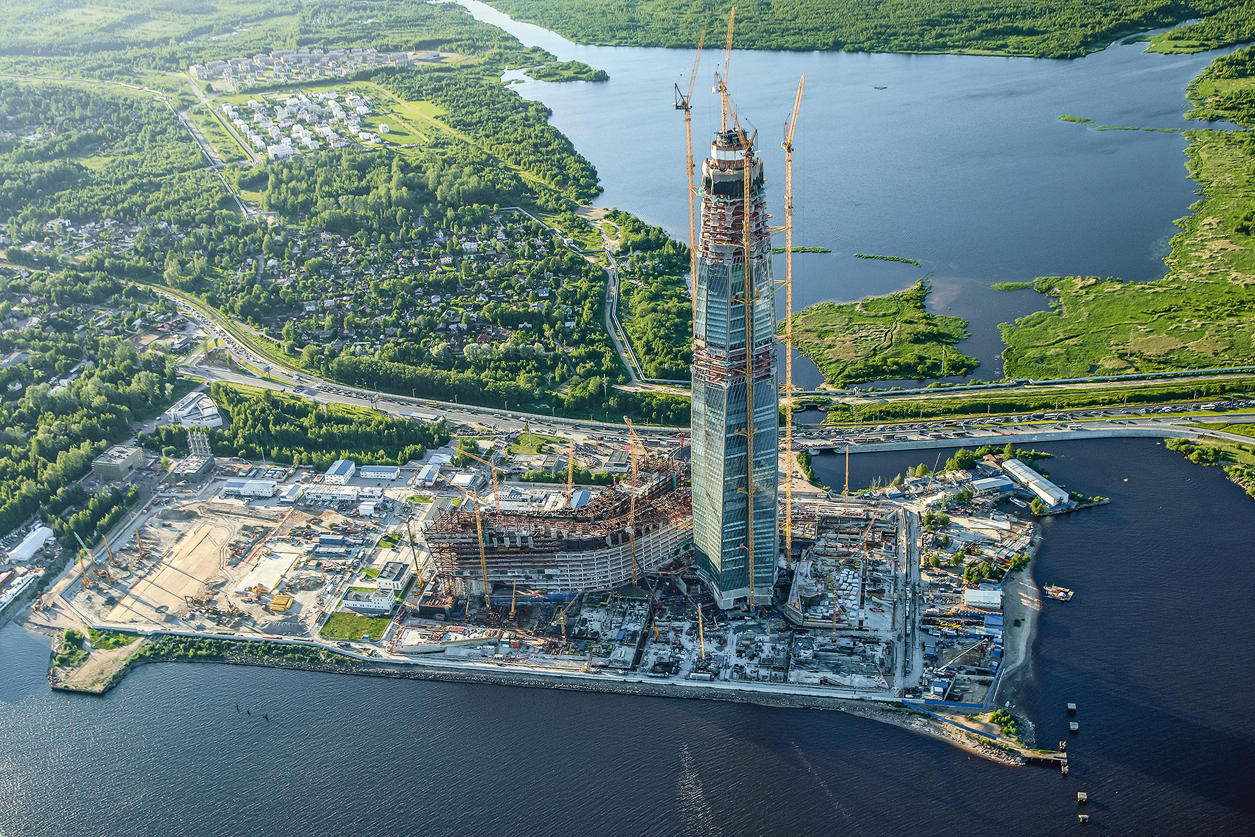 V Petrohradě se staví zatím nejvyšší budova v Evropě. Jedná se o centrálu energetického koncernu Gazprom. Neobyčejná multifunkční budova, kterou bude doplňovat amfiteátr a rozsáhlé parky, bude 462 m vysoká.
