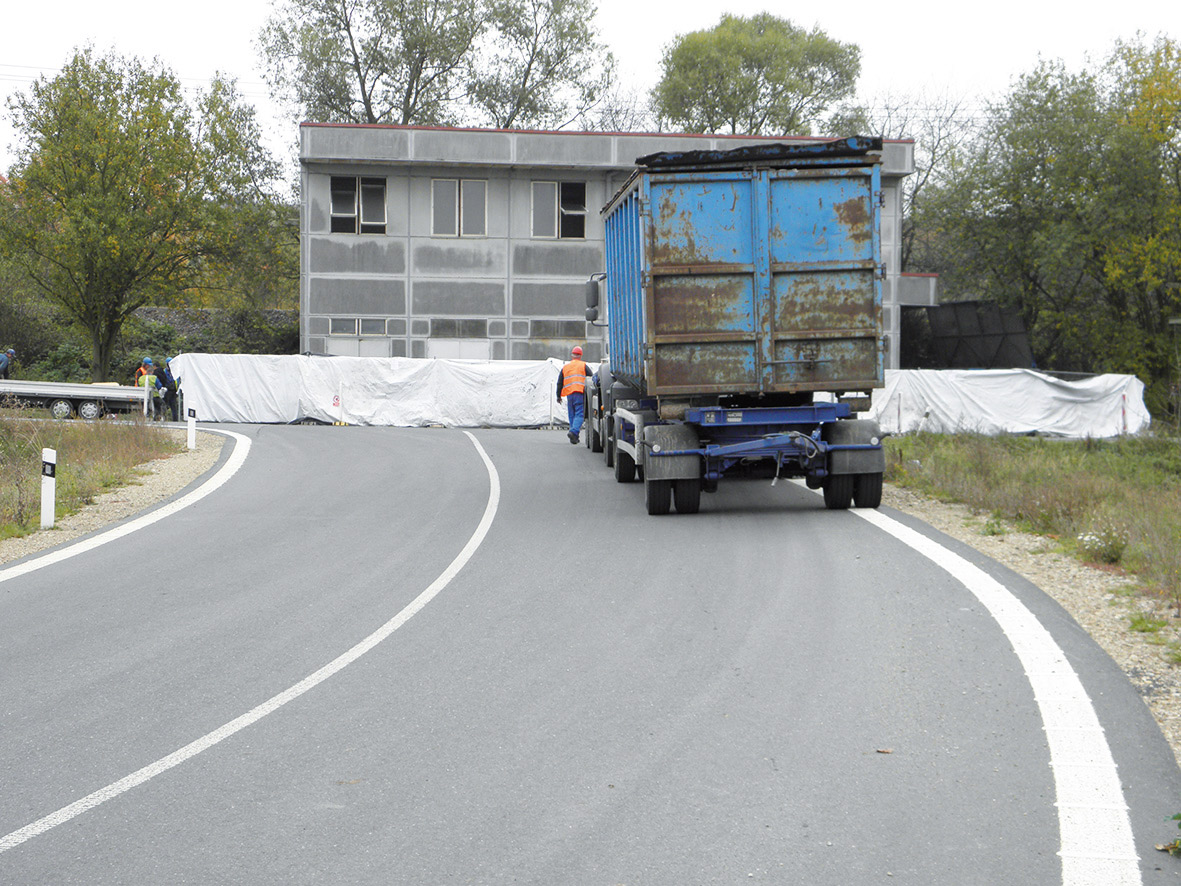 Tady už práce spojené s odstraňováním azbestu probíhají naplno.