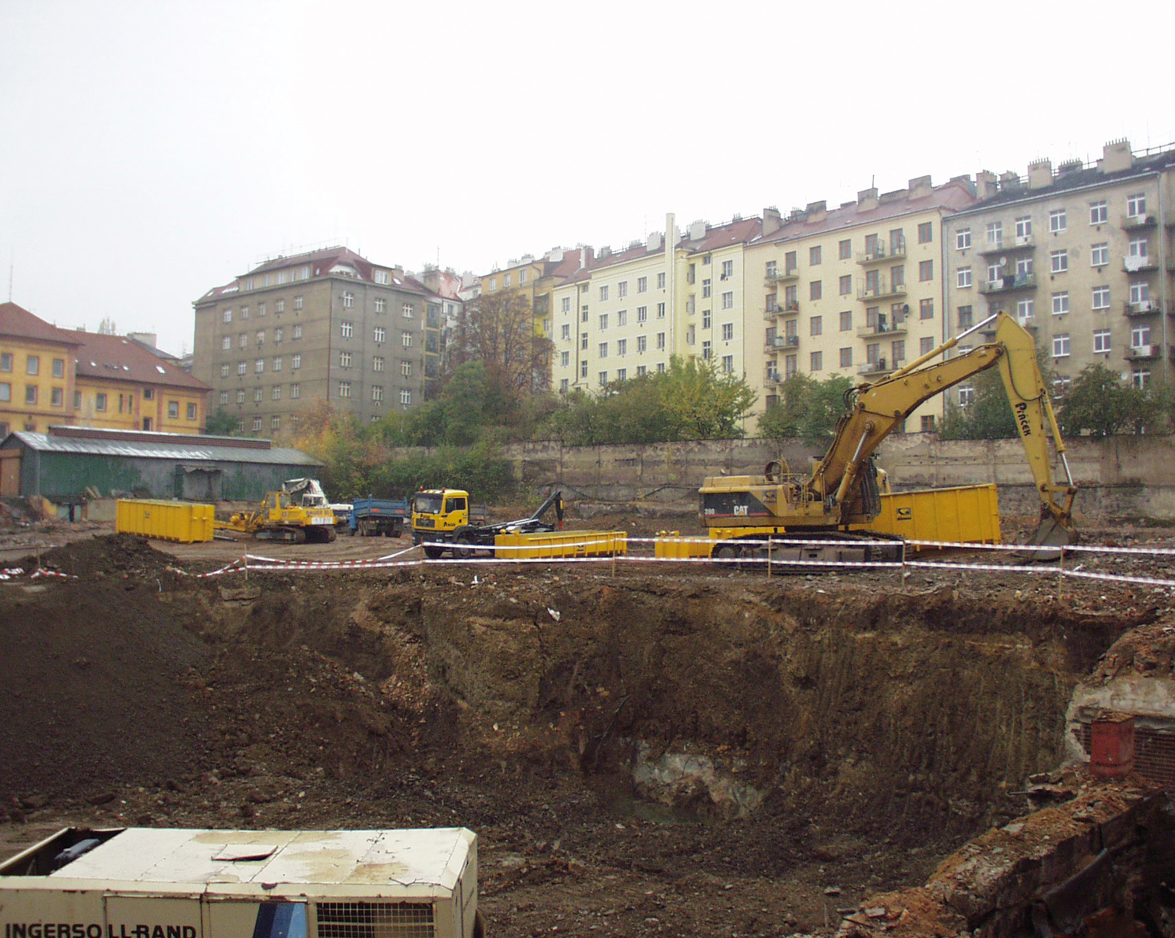 Zemní práce ve svažitém terénu v zastavěném území