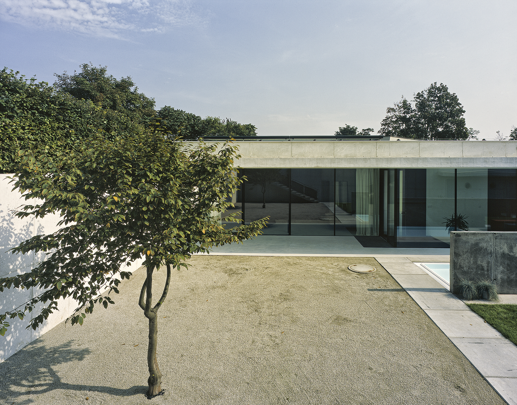 Materiálově se na stavbě uplatnila elegantní kombinace bílého betonu a skla.