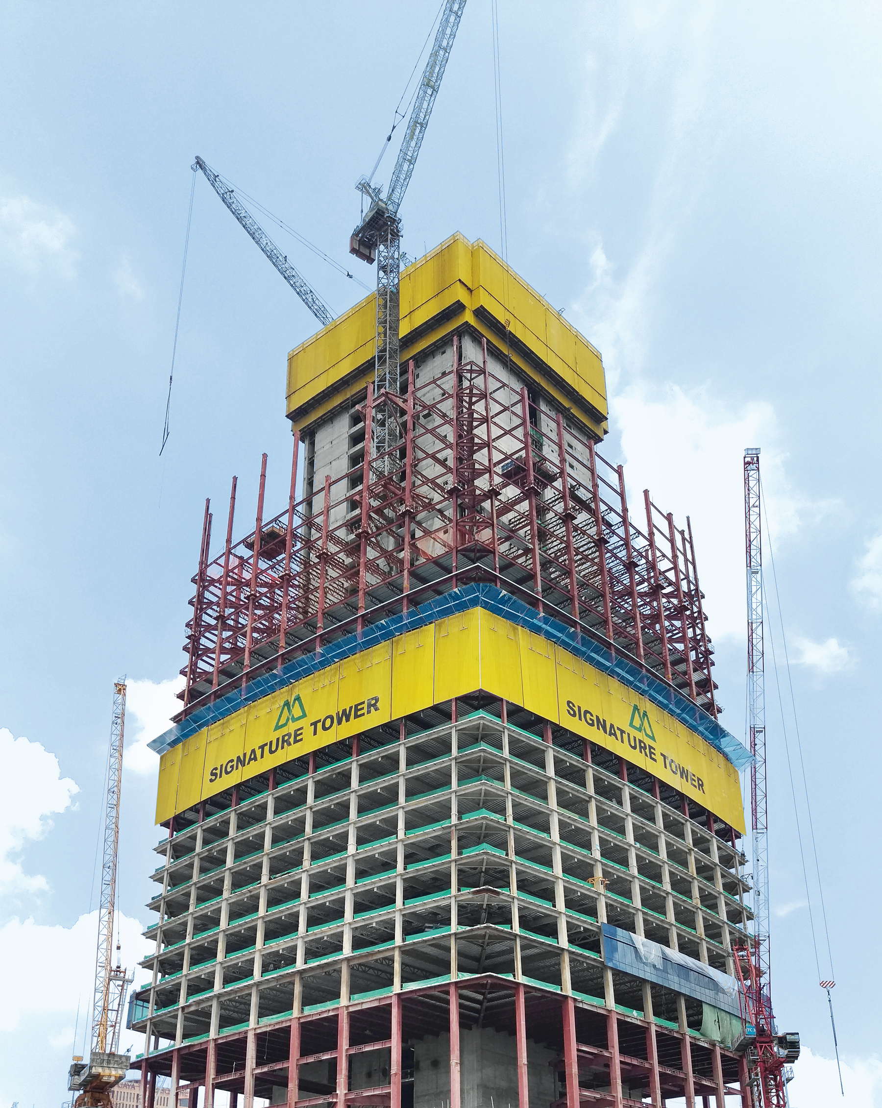 Při stavbě budovy Signature Towers v Kuala Lumpur zajišťuje ochranný štít Xclimb 60 ochranu po celém obvodu. Dodatečnou bezpečnost přináší záchytný plášť materiálu, který je připevněn na ochranný štít a byl vyvinut speciálně pro tento projekt. (© Mulia Group)