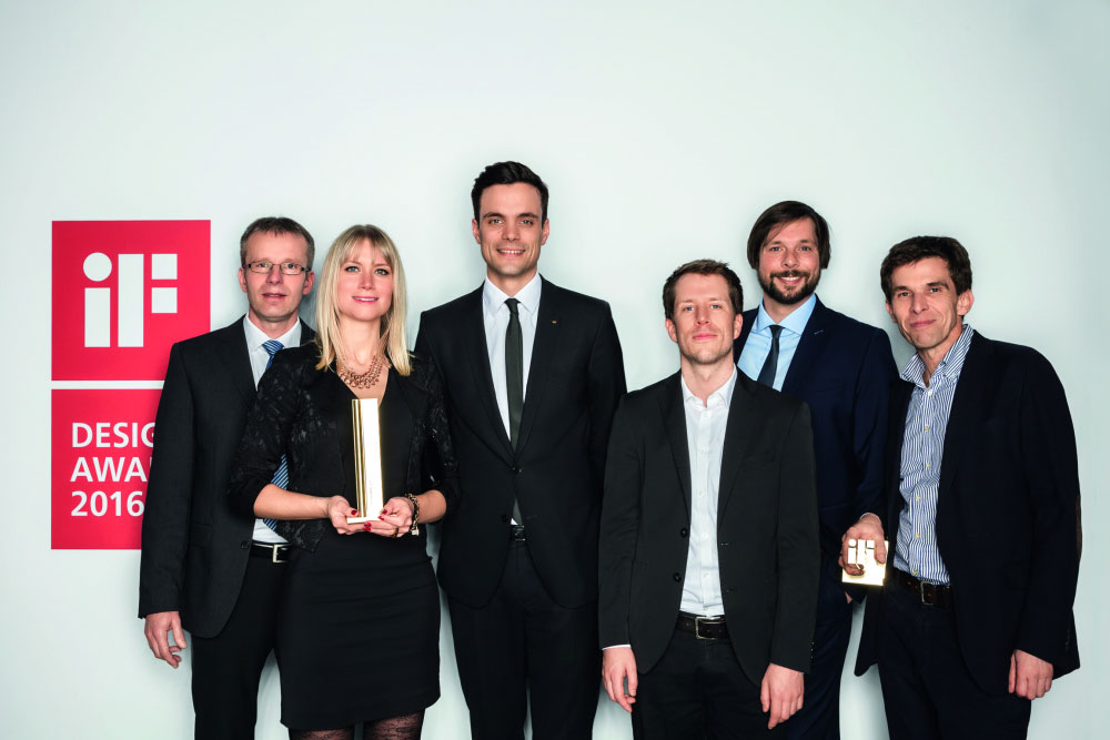 Převzetí prestižní ceny iF Gold Award 2016 (zleva) Peter Molitor, Faye Wegener a Hendrik Pahlsmeyer (Schüco), Michael Pelzer (FAT LAB), Tobias Sander (Schüco) a Prof. Andreas Fuchs (FAT LAB)