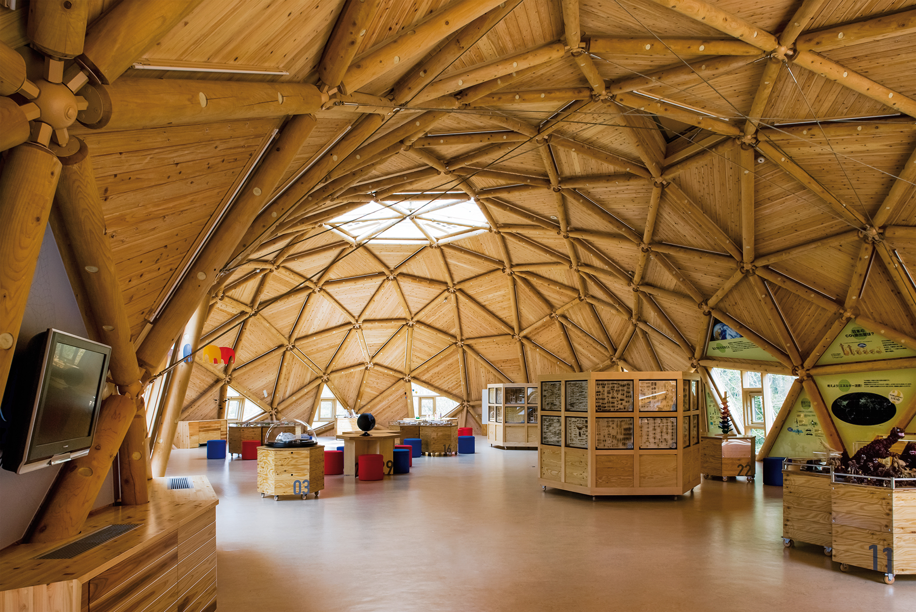 Ekologické vzdělávací centrum a studijní prostor doslova symbolizuje organickou architekturu v Japonsku v jejím nejčistším provedení a je alternativou ke klasické „pravoúhlé“ architektuře.