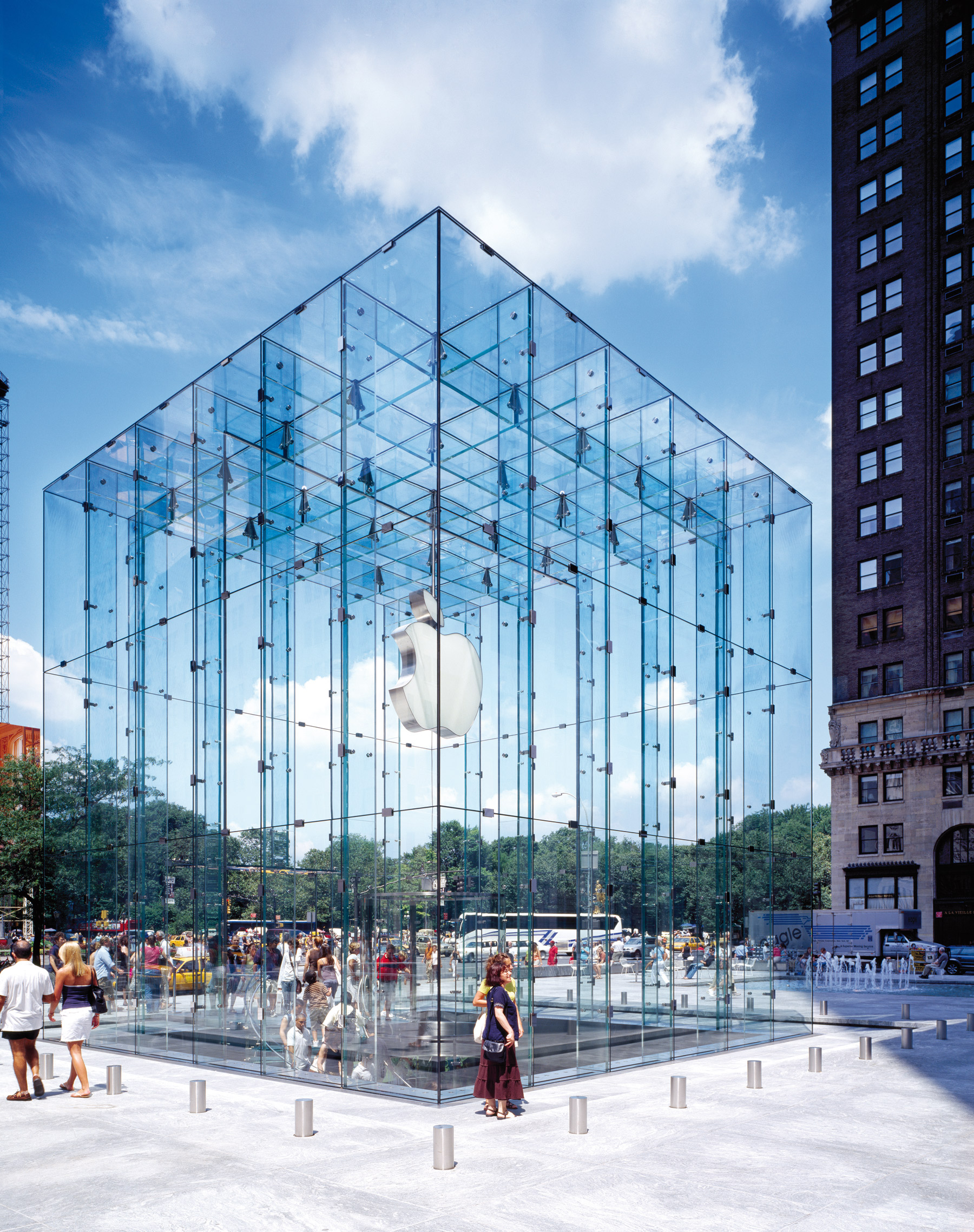 Luxusní budova společnosti Apple, krychle na 5. avenue, 2006, USA, New York. Když Bohlin Cywinski Jackson dokončil v roce 2006 svůj první projekt, získal si okamžitě celosvětovou pozornost. Již tehdy inovativní skleněné výrobky společnosti Sedak na tomto mistrovském díle vedly k předefinování hranic technické proveditelnosti v strukturálním skelném inženýrství. Foto: ©sedak GmbH & Co. KG