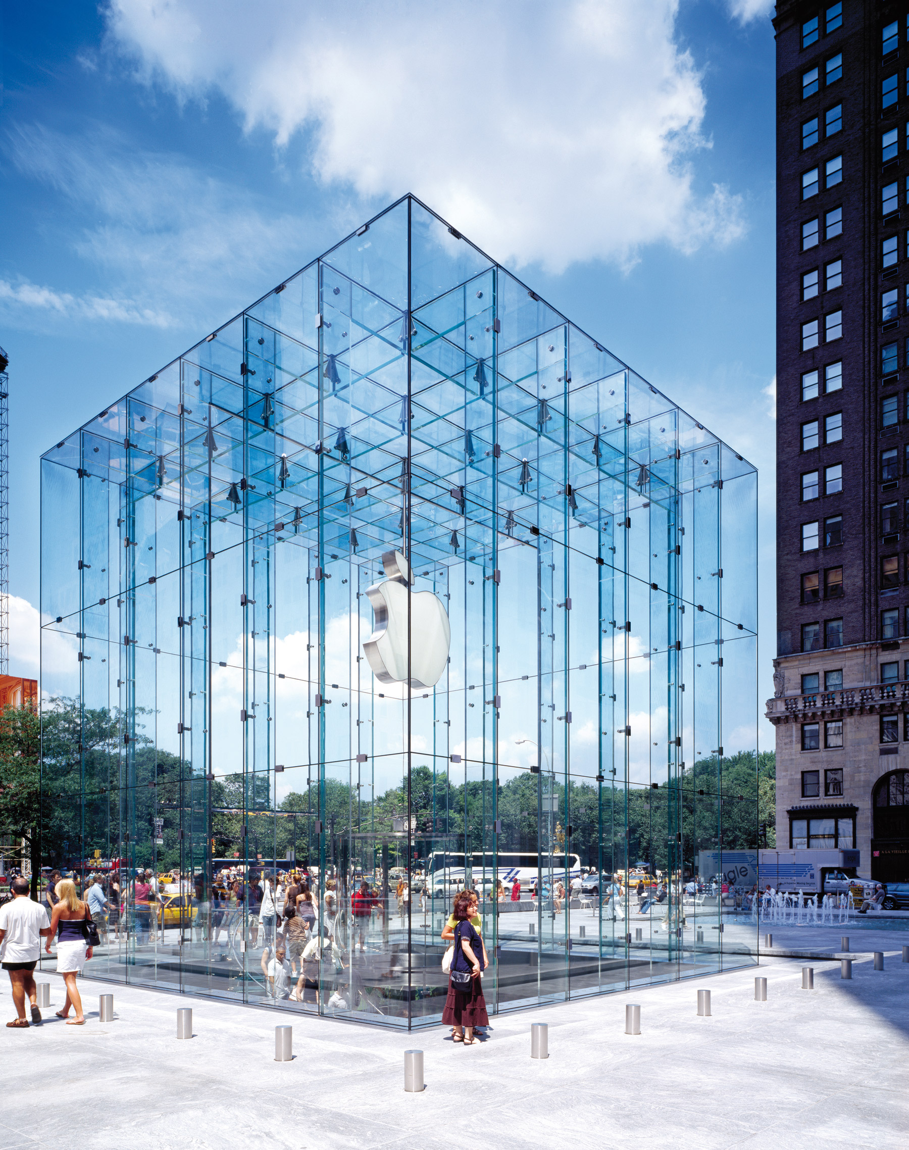 Luxusní budova společnosti Apple, krychle na 5. avenue, 2006, USA, New York.  Když Bohlin Cywinski Jackson dokončil  v roce 2006 svůj první projekt, získal si okamžitě celosvětovou pozornost. Již tehdy inovativní skleněné výrobky společnosti Sedak na tomto mistrovském díle vedly k předefinování hranic technické proveditelnosti v strukturálním skelném inženýrství. Foto: ©sedak GmbH & Co. KG