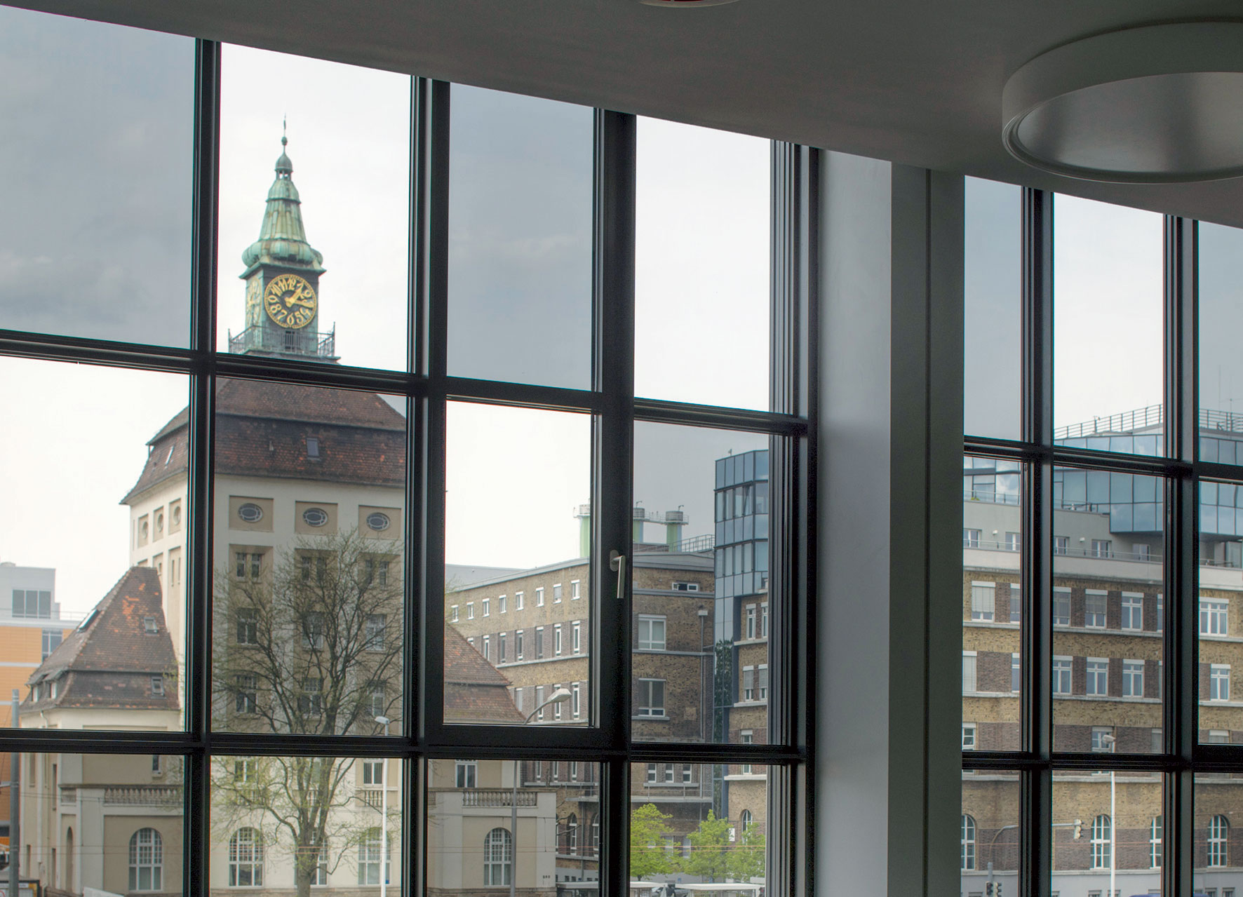 Zabarvený výhled: okna Centra inovací společnosti Merck v Darmstadtu obsahují tekuté krystaly, pomocí nichž lze přepínat ze světlého do tmavého skla v řádu vteřin. Foto: Merck