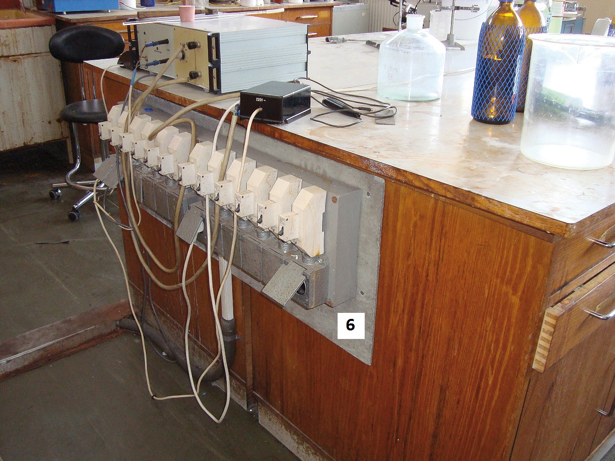 6. Azbestocementová podložka pod elektrorozvodnou deskou pracovního stolu