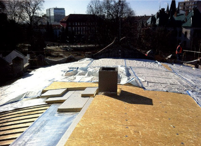 Oblouková střecha s využitím tepelněizolačních desek PIR s integrovanou hliníkovou vrstvou na obou stranách