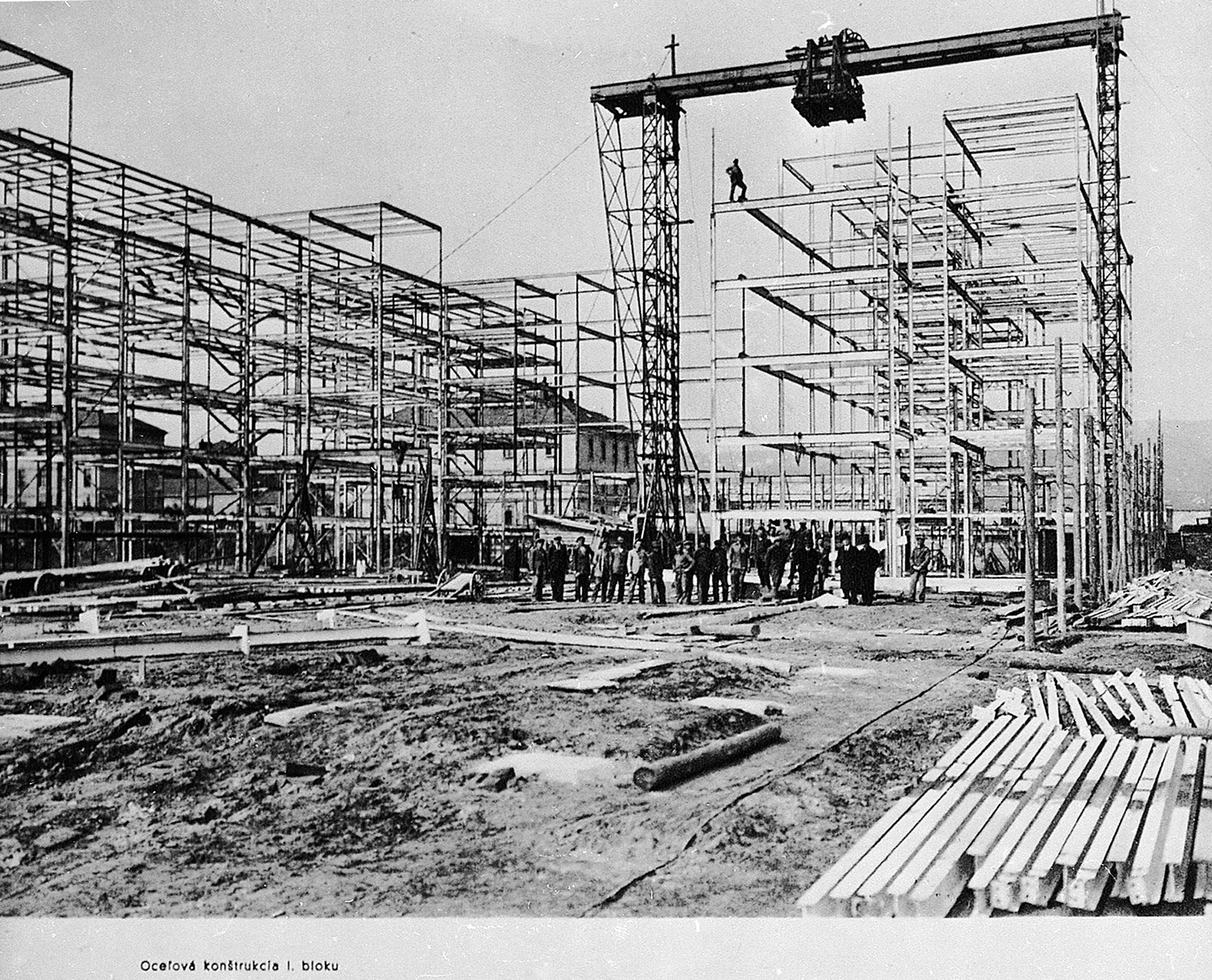 Bytový dům Nová doba 1 byl postaven a odevzdán do užívání v roce 1934, v době největší bytové krize. Má sto šedesát šest bytů.