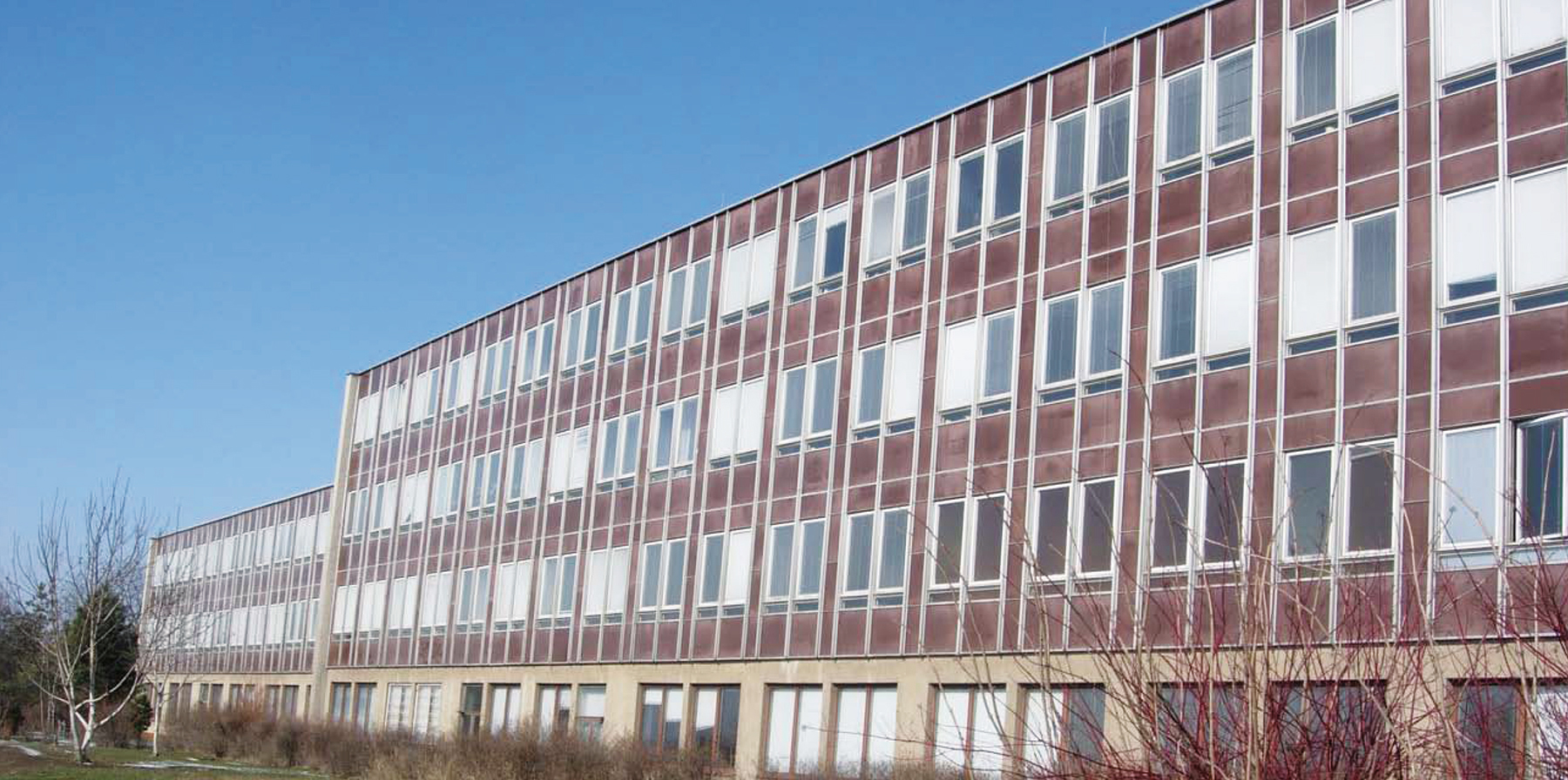 Obvodový plášť budovy se sendvičovým tzv. boletickým panelem s obsahem měkkých azbestových desek