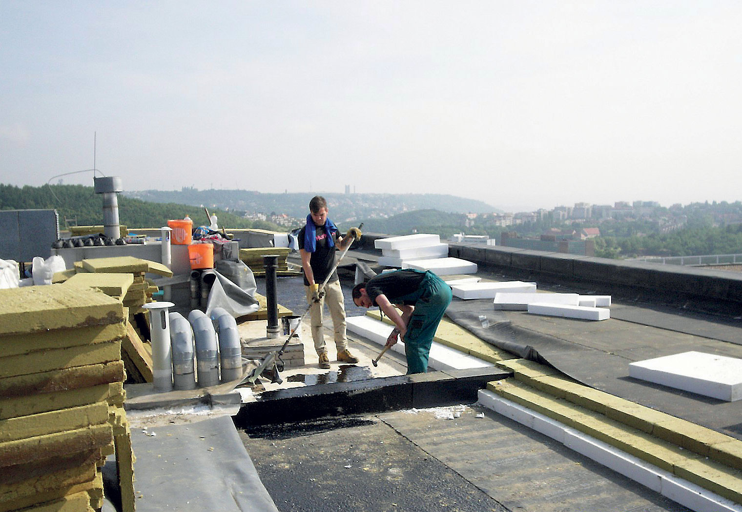 Koordinace přesunů materiálů po střeše byla oříškem