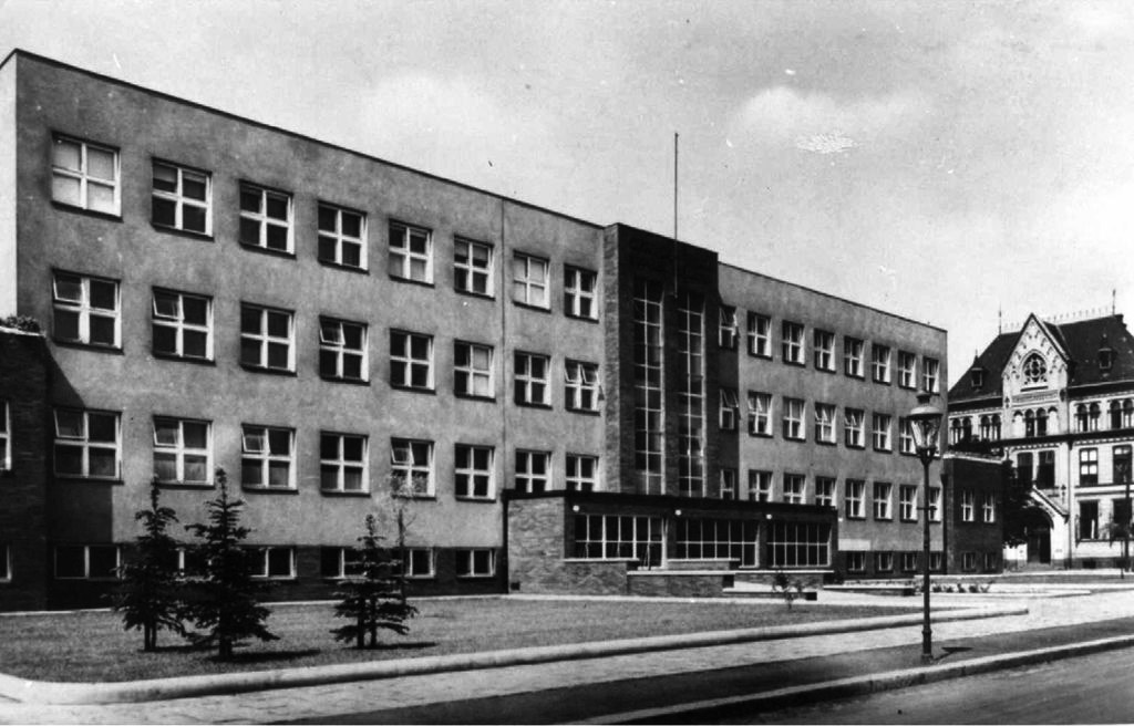 Obr. 1 budova Okresního  sociálně-zdravotního ústavu, dobové  foto z 30. let 20. století