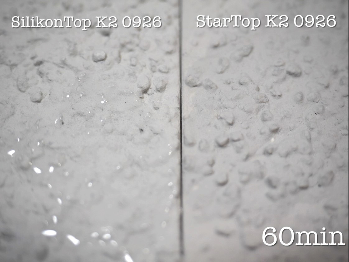 Drypor efekt – laboratorní ukázka schopnosti absorbovat vlhkost (kapka vody) v závislosti na čase. Vpravo je vzorek omítky Baumit StarTop, vlevo vzorek běžné silikonové omítky