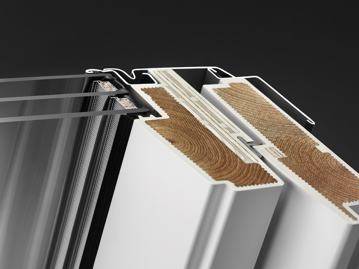 Obr. 1 Nové střešní okno VELUX s trojsklem je dostupné v různých rozměrech, v dřevěném i bezúdržbovém provedení, s horním i spodním ovládáním.