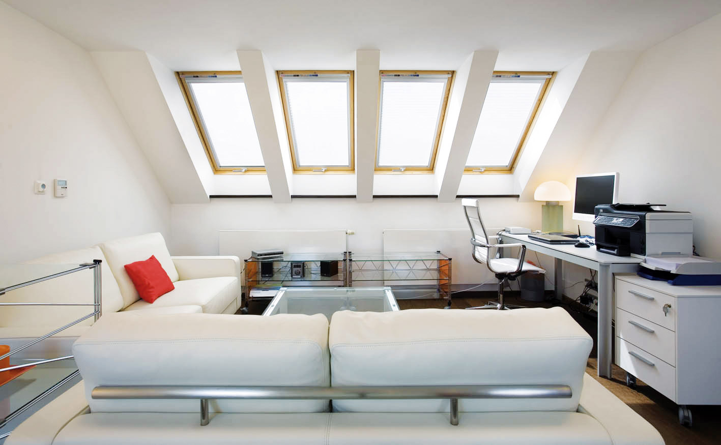 Obr. 3 Nová střešní okna VELUX s trojsklem jsou na trhu v cenových relacích odpovídajících dvojsklům.