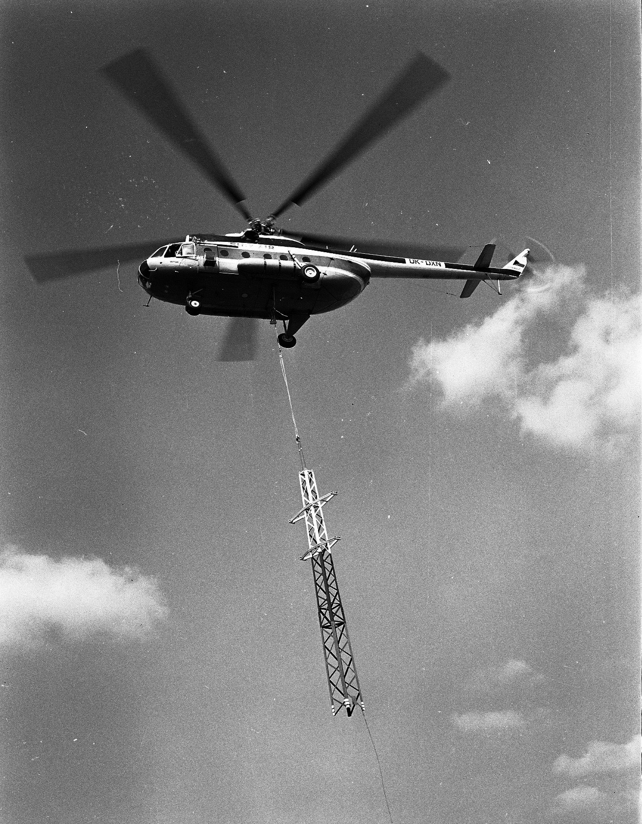 Realizace  stavebně-montážních  prací s vrtulníkem  typu Mi-8 v minulosti.