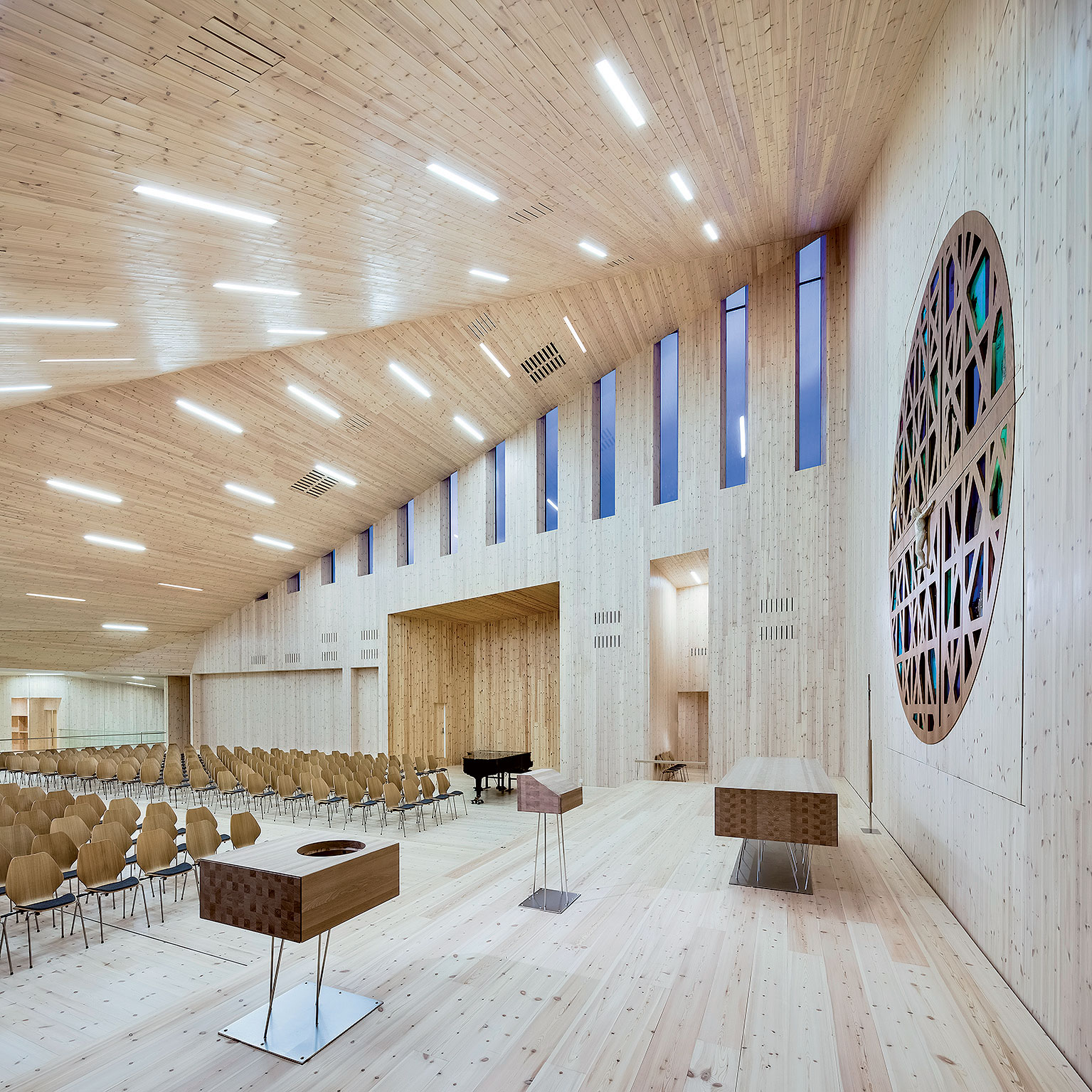 Kostel v Knarviku, Norsko (2014) Příklad moderní sakrální architektury: osvětlení interiéru umožňují štíhlá vysoká okna jako reminiscence na elegantní gotická okna v moderním pojetí.   Architekt: Reiulf Ramstad Arkitekter Foto: Hundven-Clements