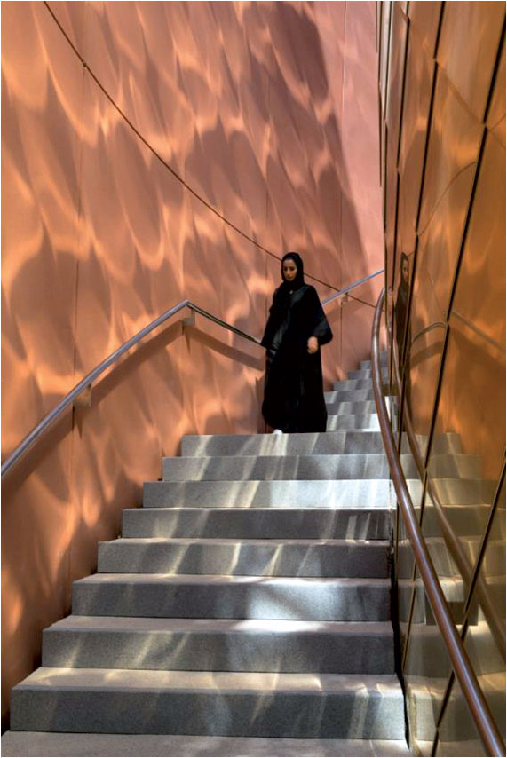 Pavilon Spojených arabských emirátů pro EXPO 2015, Itálie (2015) Ateliér Normana Fostera postavil na hře přirozeného světla a stínu výraz celého pavilonu. Strukturovaná fasáda světlo láme a vytváří dokonalou iluzi pouštní krajiny. Architekt: Foster + Partners