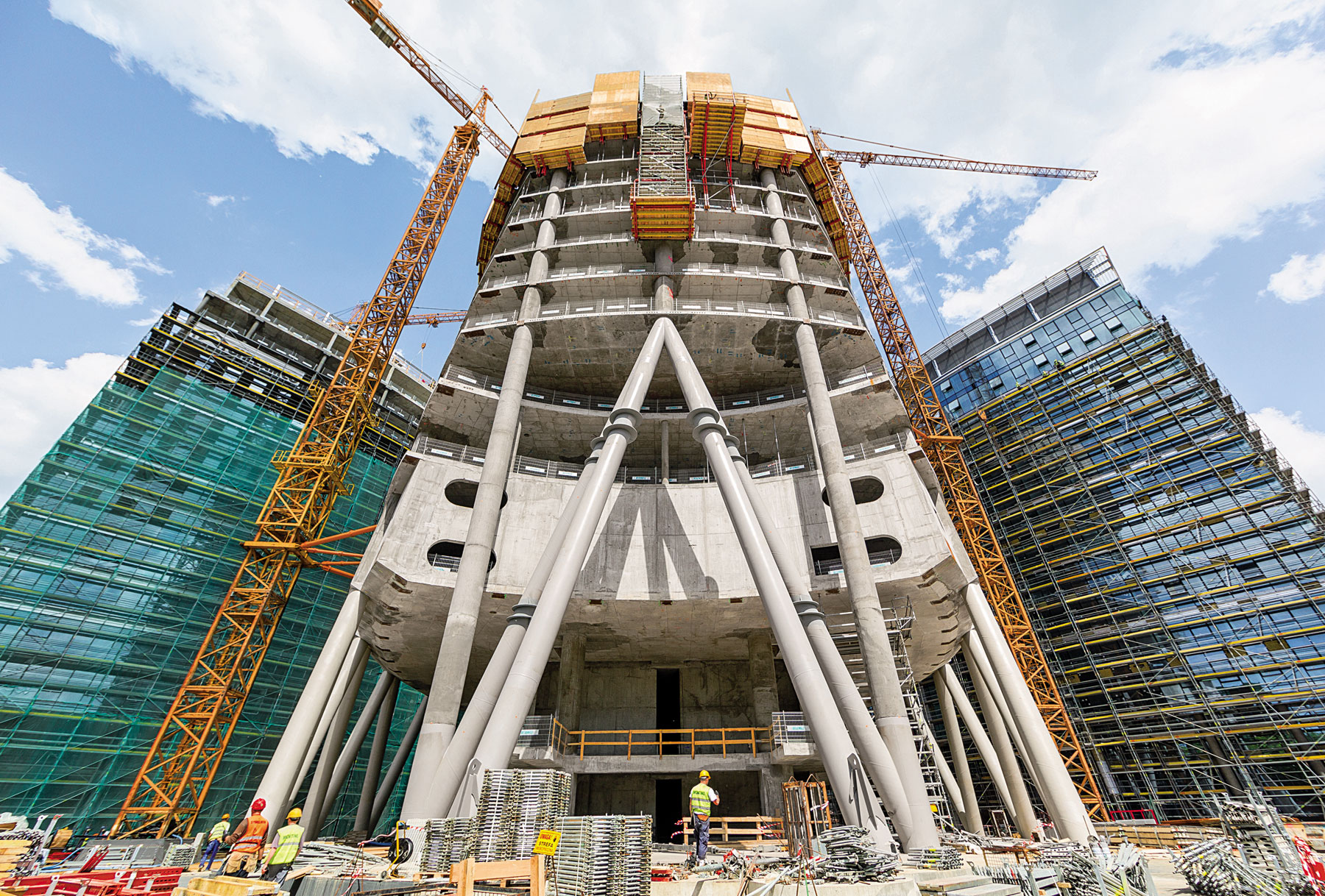 Obr. 1  Po dokončení bude nová kancelářská budova komplexu Warsaw Spire s výškou 220 m nejvyšší budovou Varšavy. Dvě sousední budovy budou mít výšku 55 m.