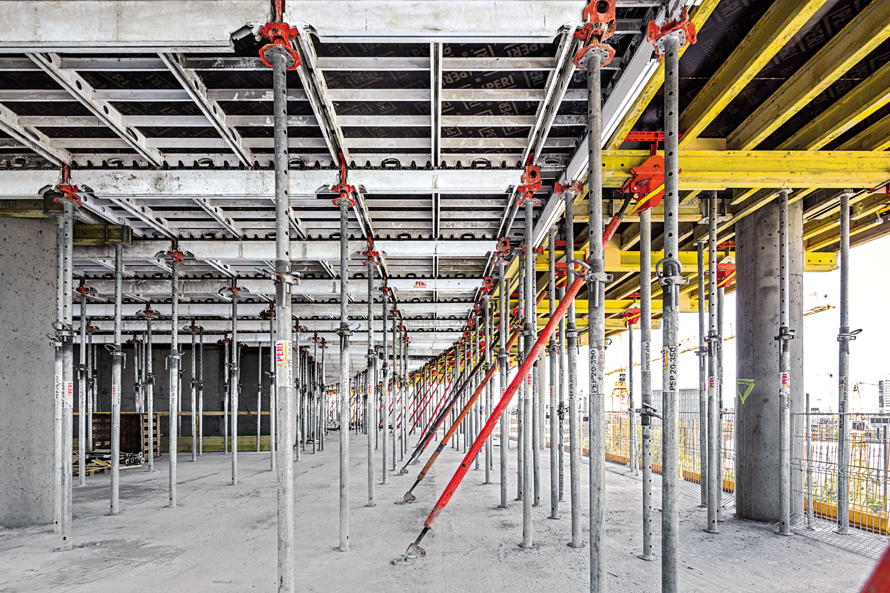 Obr. 4 Osvědčený systém SKYDECK přispívá k rychlému a systematickému obedňování velkých ploch stropů. U bočních administrativních budov je hliníkové panelové stropní bednění doplněno při krajích stropními stoly.