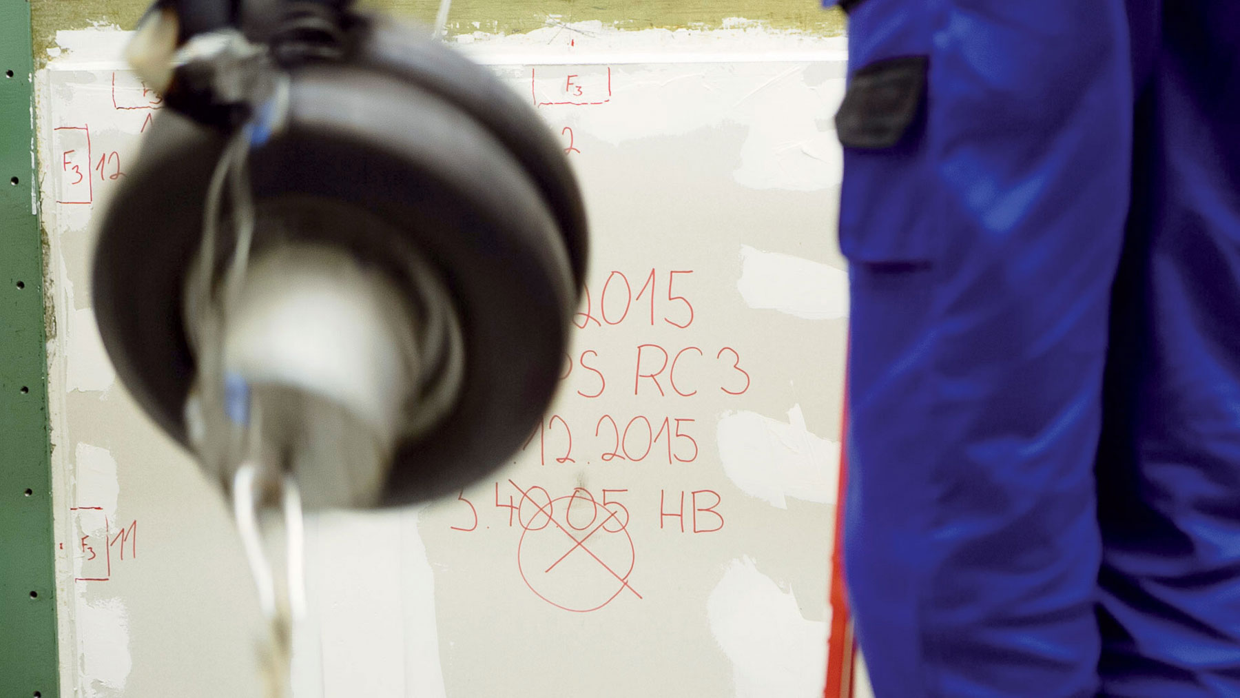 Obr. 6 Druhým krokem je zkouška dynamickým namáháním – pro třídu R C3 dopadá 50kilové břemeno z výšky 750 mm do stanovených míst na povrch příčky.