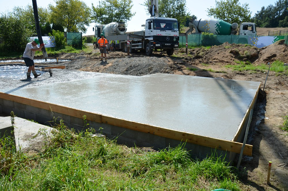 Betonáž základové desky drátkobetonem STEELCRETE zvládne dvojice stavebníků už za 2 hodiny