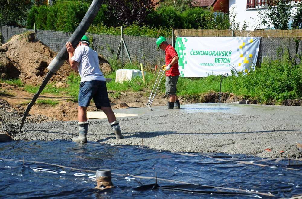 Betonáž základové desky je díky drátkobetonu STEELCRETE rychlá a snadná